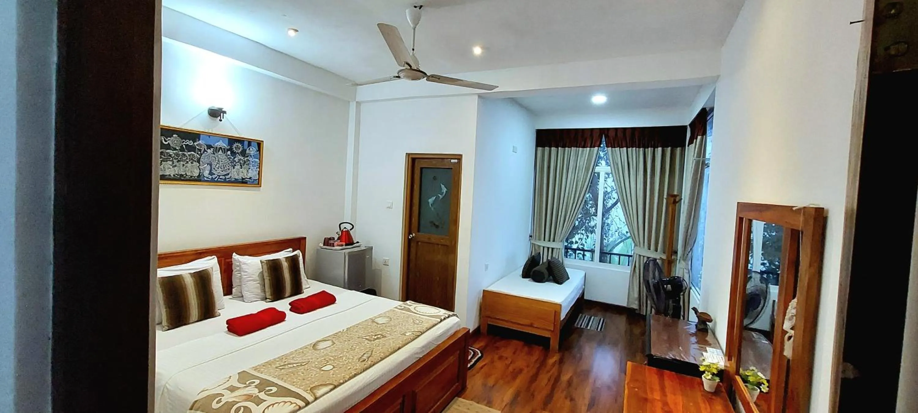 Photo of the whole room, Bed in Poomaz Peace Palace