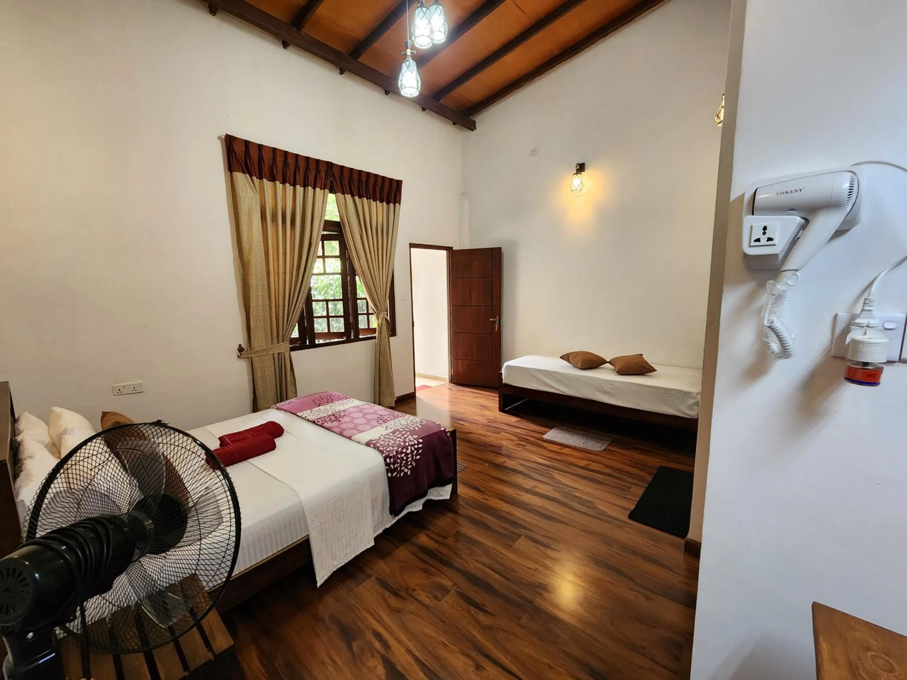 Photo of the whole room, Bed in Poomaz Peace Palace