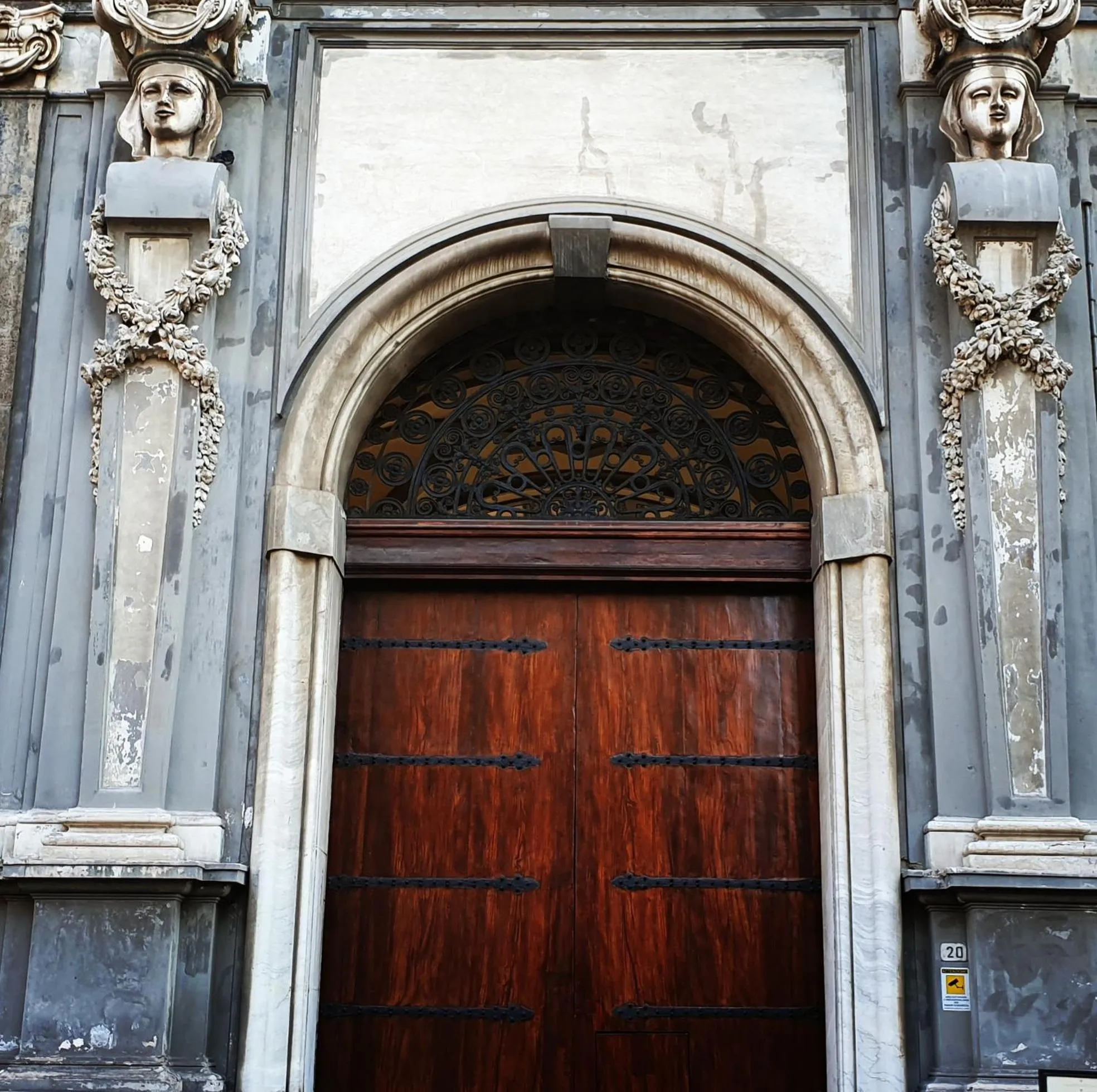 Facade/entrance in Calabritto Suite