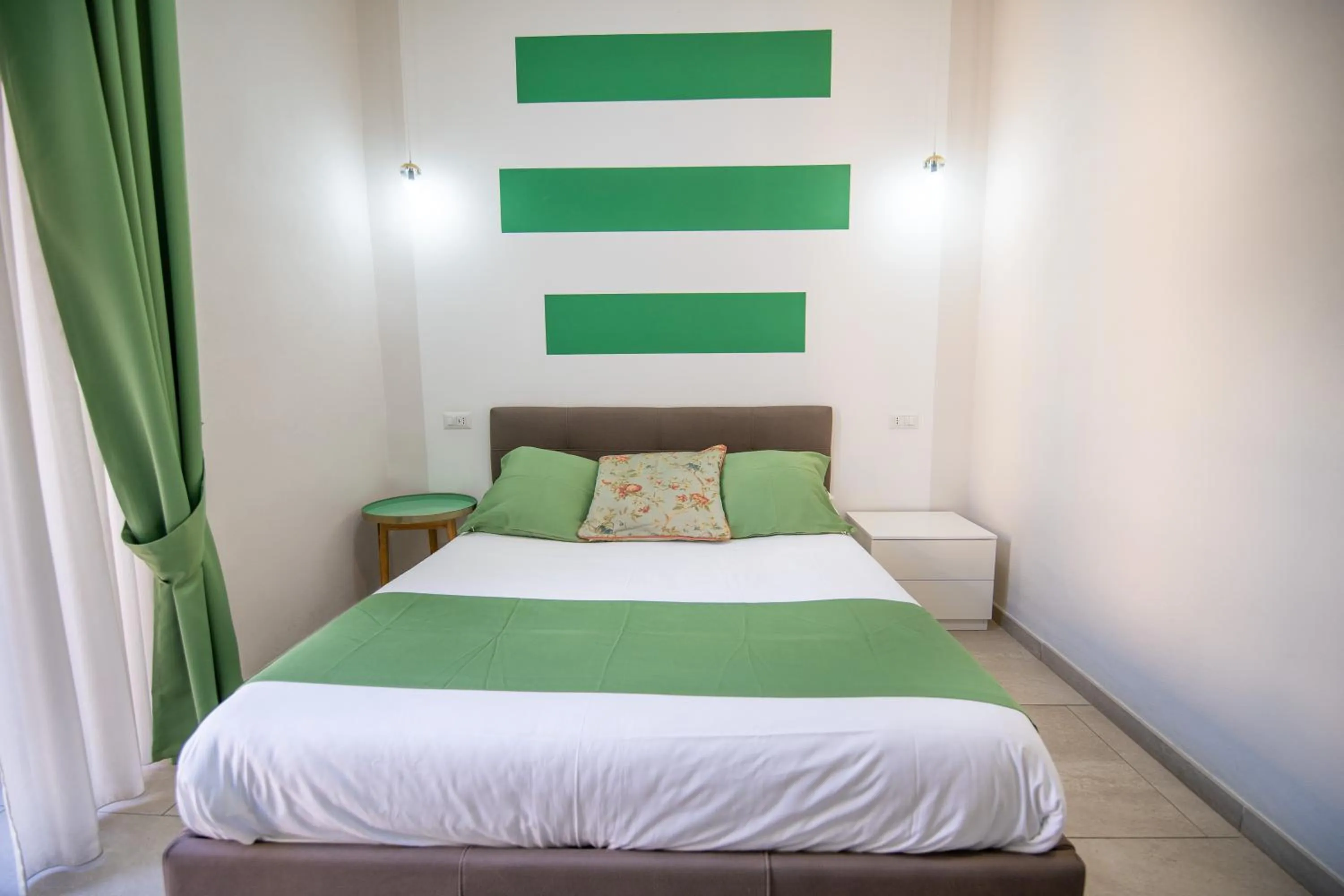 Photo of the whole room, Bed in La Chambre