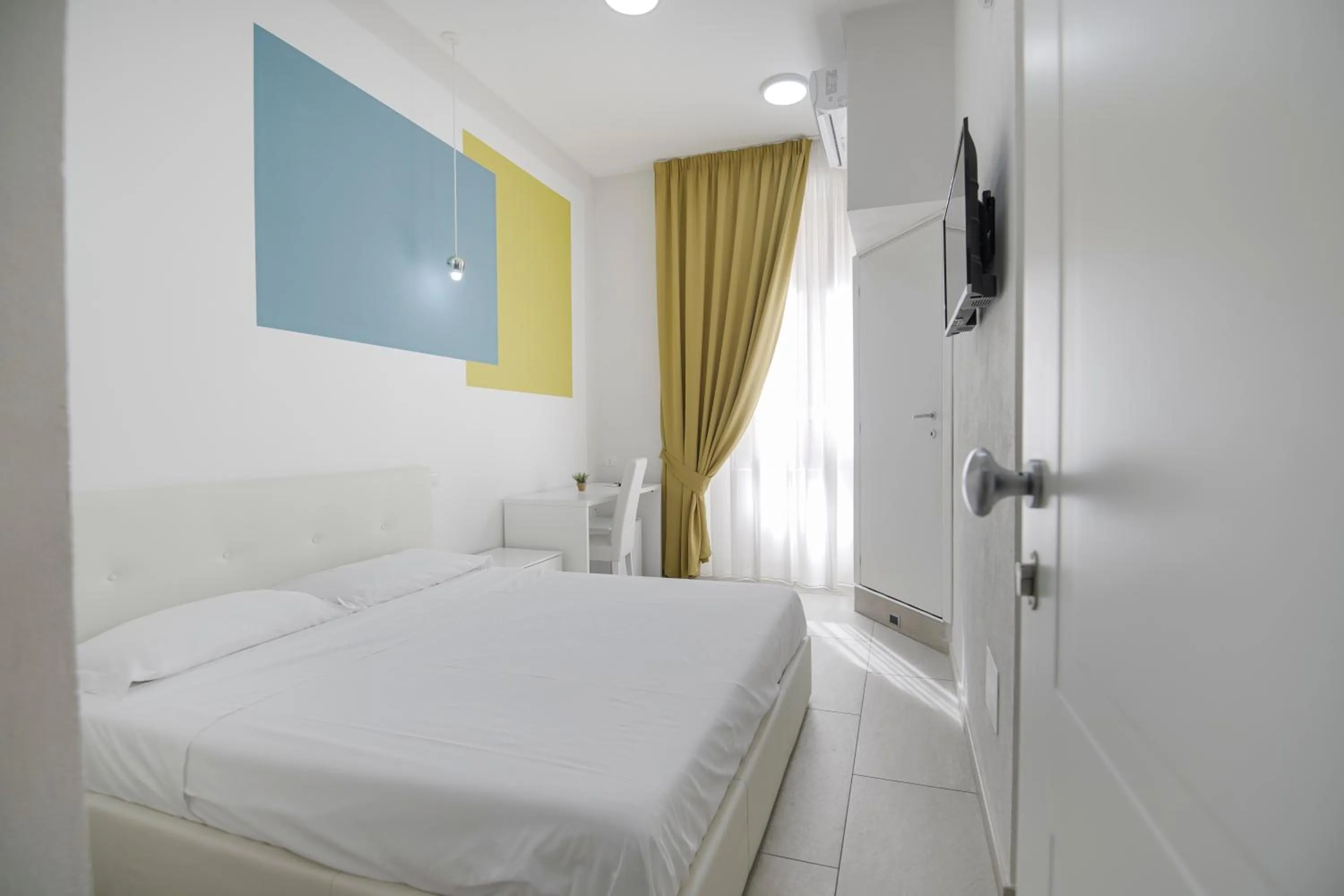 Photo of the whole room, Bed in La Chambre