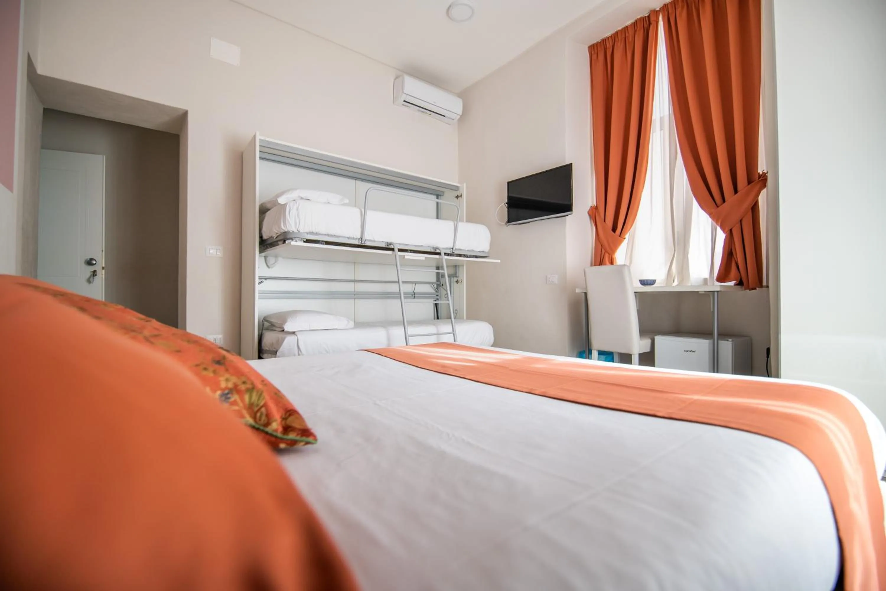 bunk bed, Bed in La Chambre