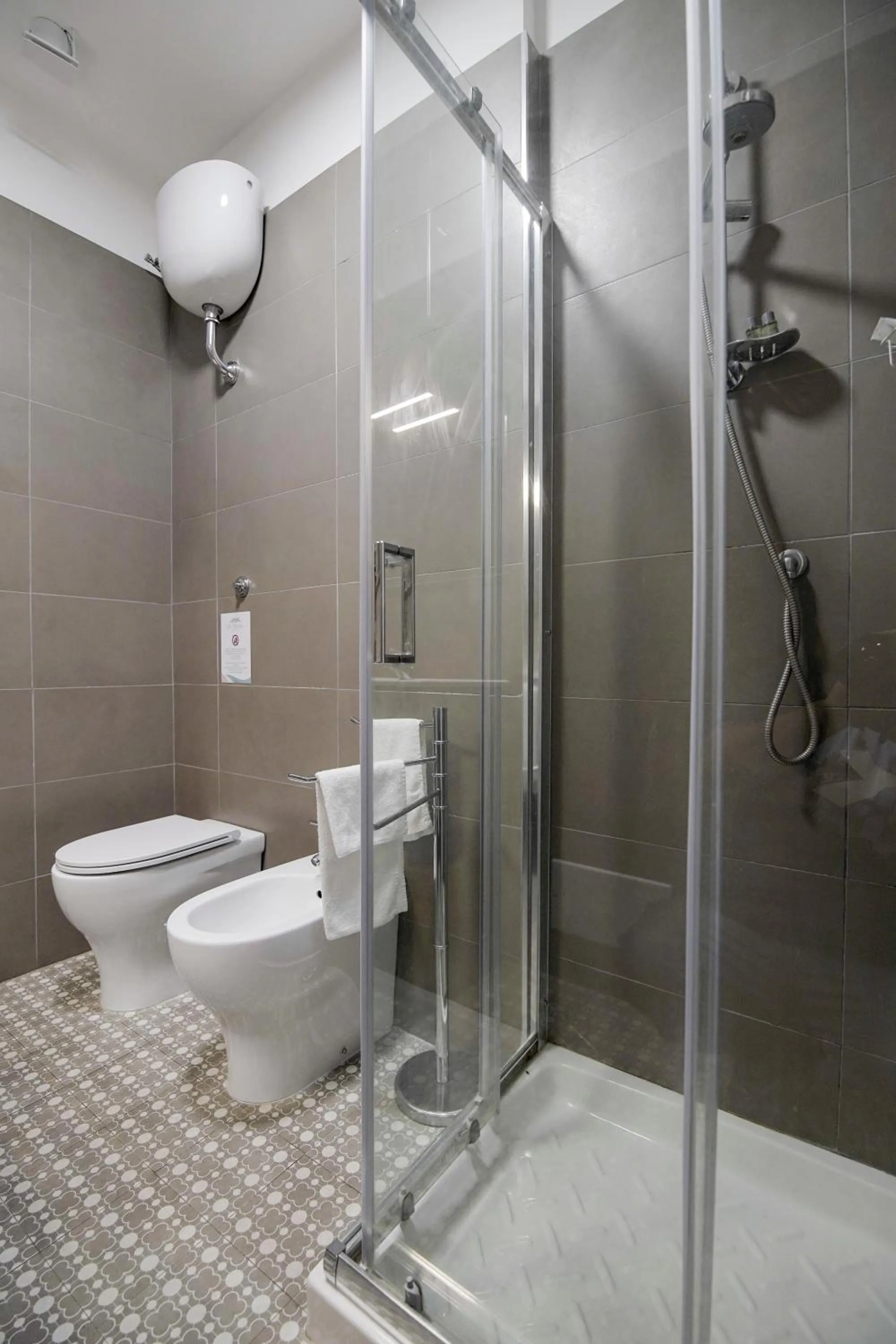 Shower in La Chambre