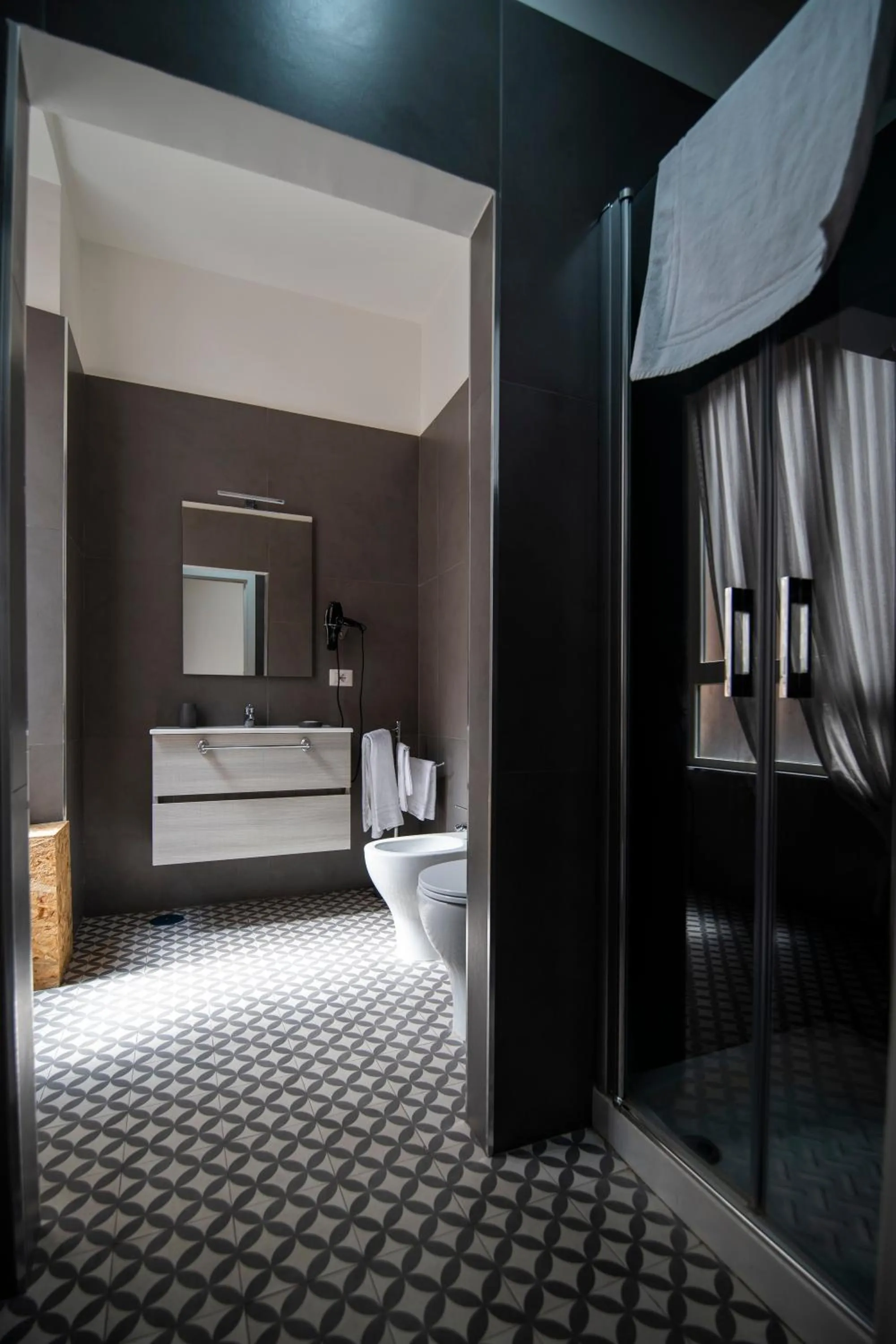 Bathroom, Bed in La Chambre