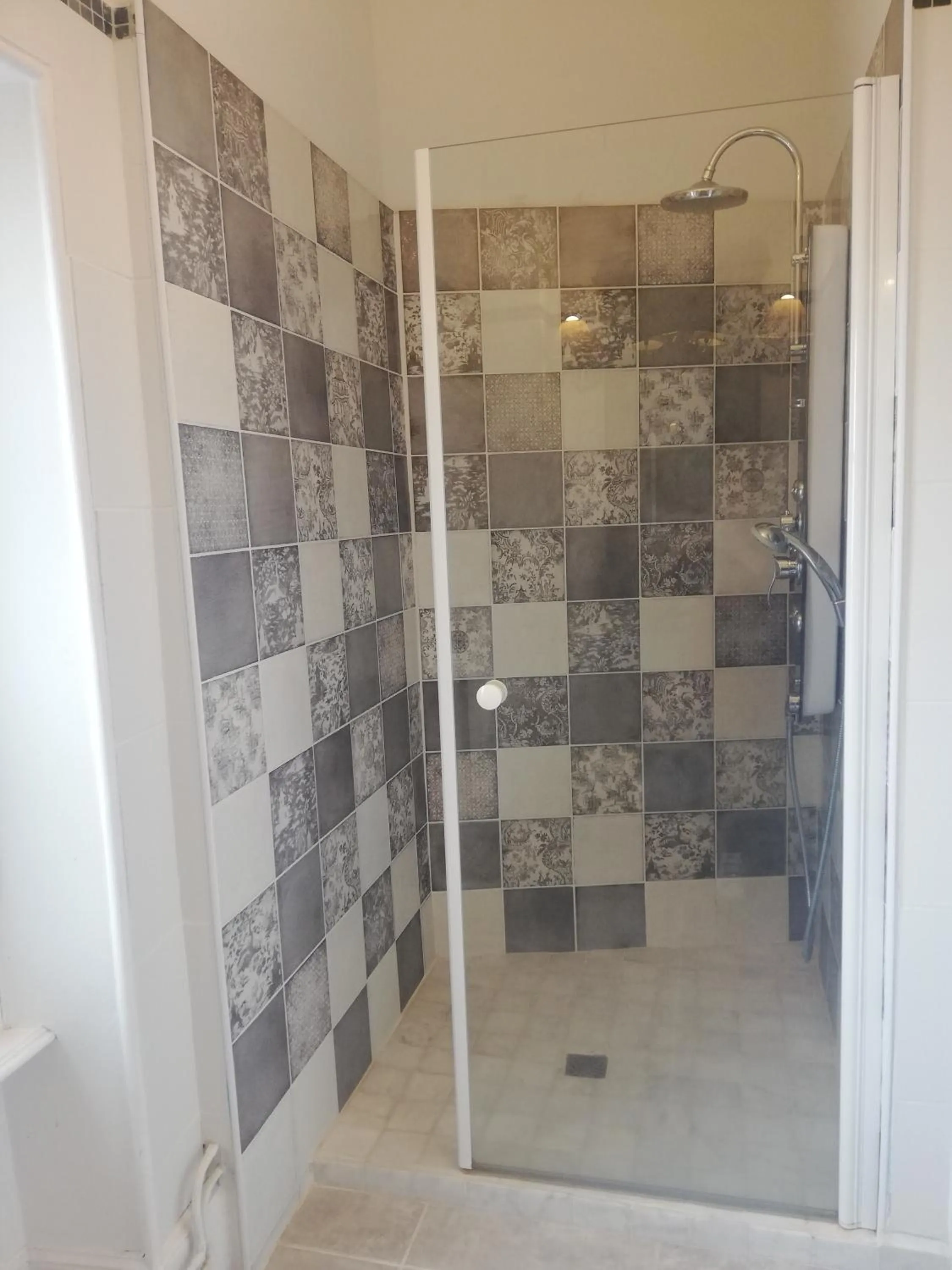 Shower in Château Les 4 Saisons