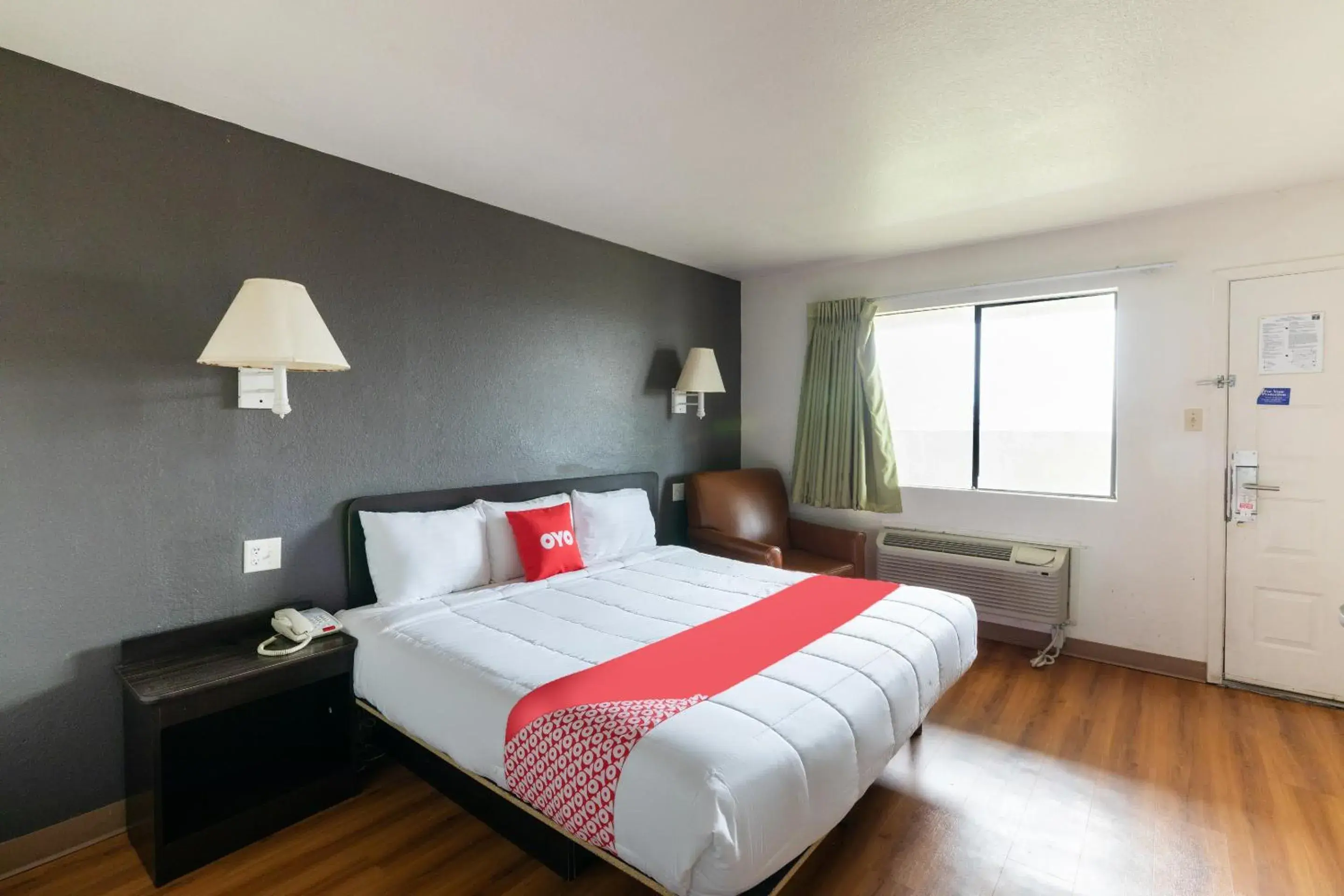 King Bed Smoking in OYO Hotel Irving DFW Airport North King Bed Smoking in OYO Hotel Irving DFW Airport North