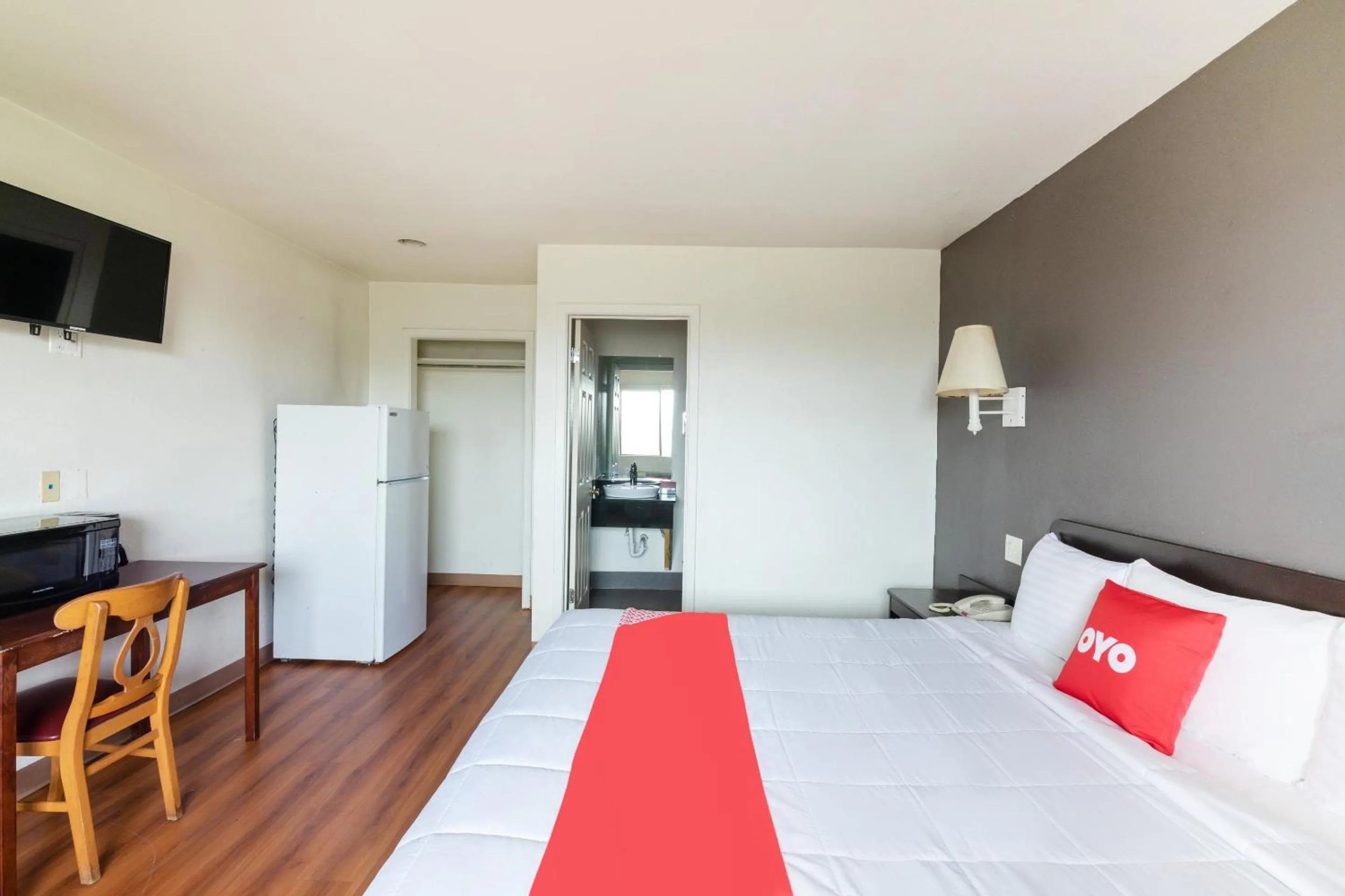 Bedroom, Bed in OYO Hotel Irving DFW Airport North