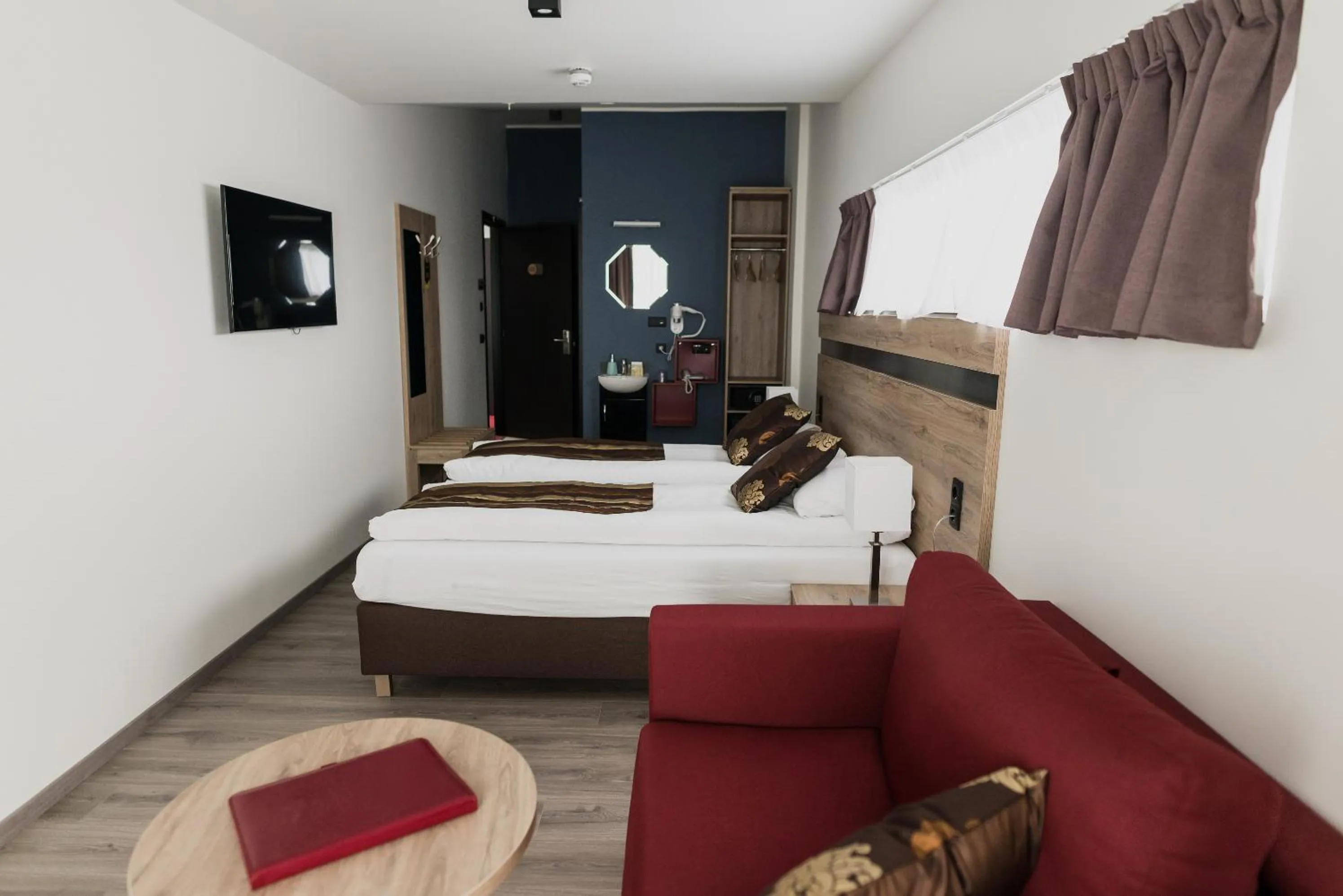 Photo of the whole room, Bed in Hotel Duus by Keflavik Airport