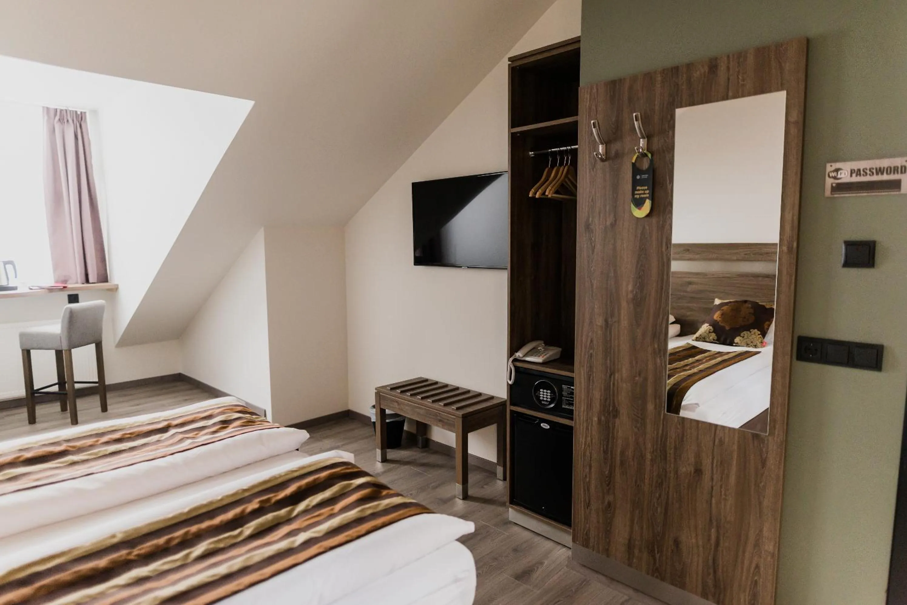 TV and multimedia, Bed in Hotel Duus by Keflavik Airport