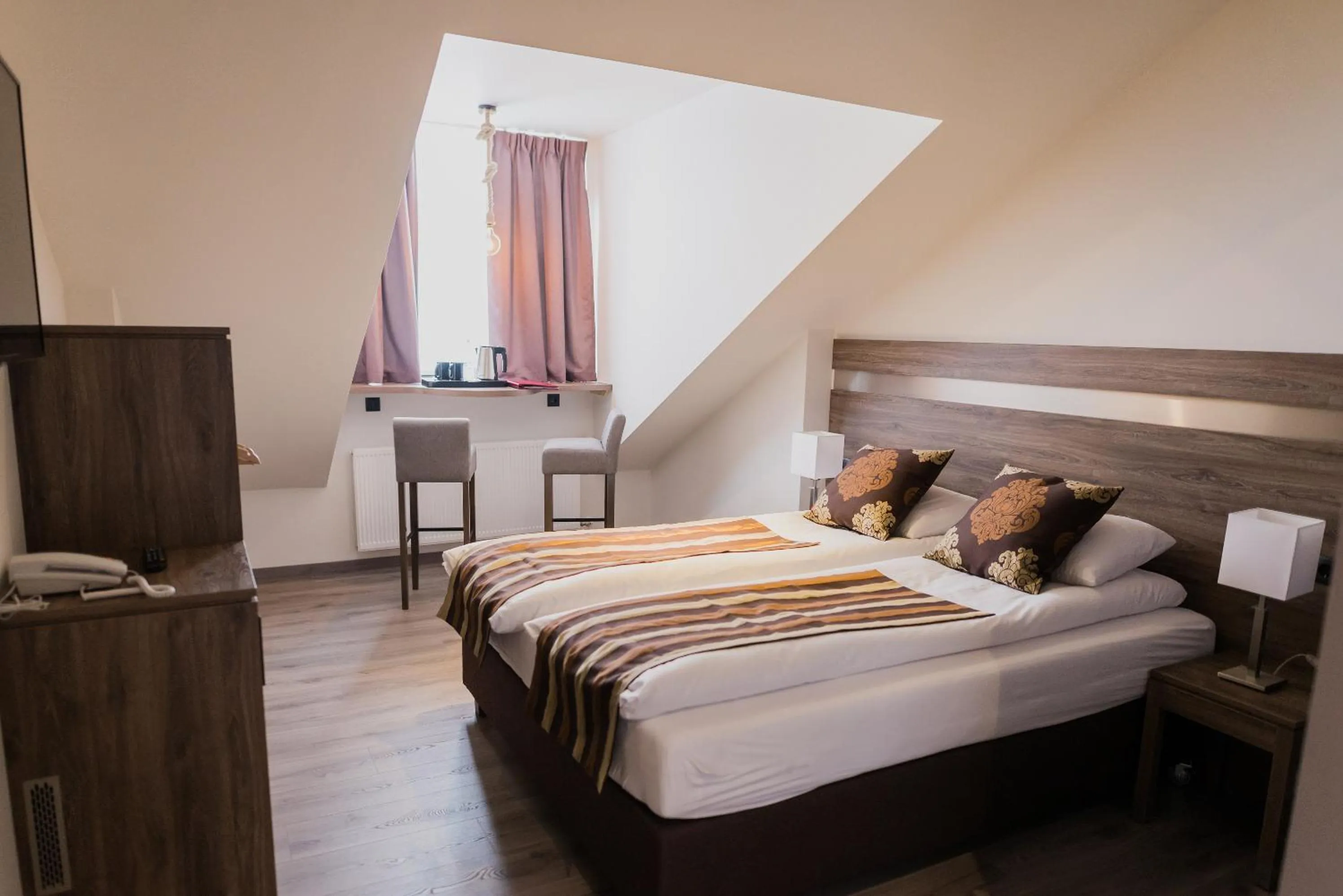 Coffee/tea facilities, Bed in Hotel Duus by Keflavik Airport