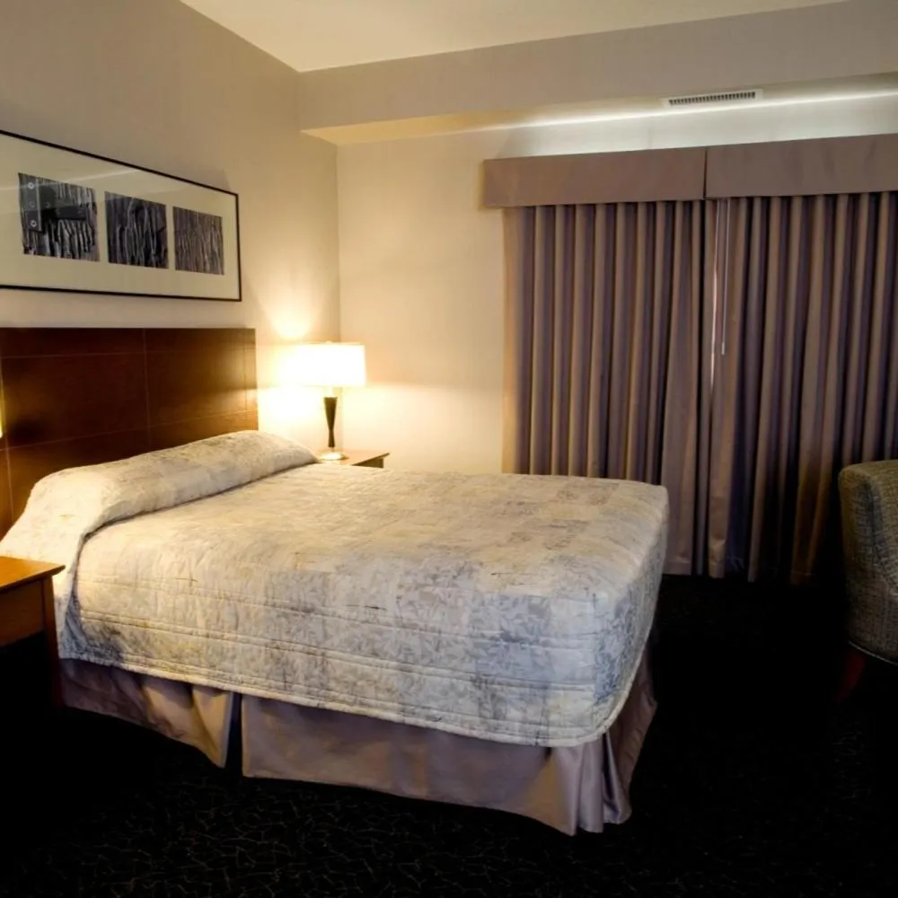 Bed in Heritage Inn & Suites - Brooks