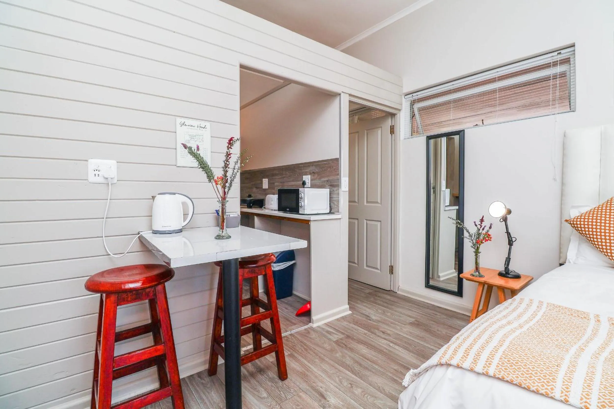 Kitchen or kitchenette, Bed in Glenview Heads Apartments