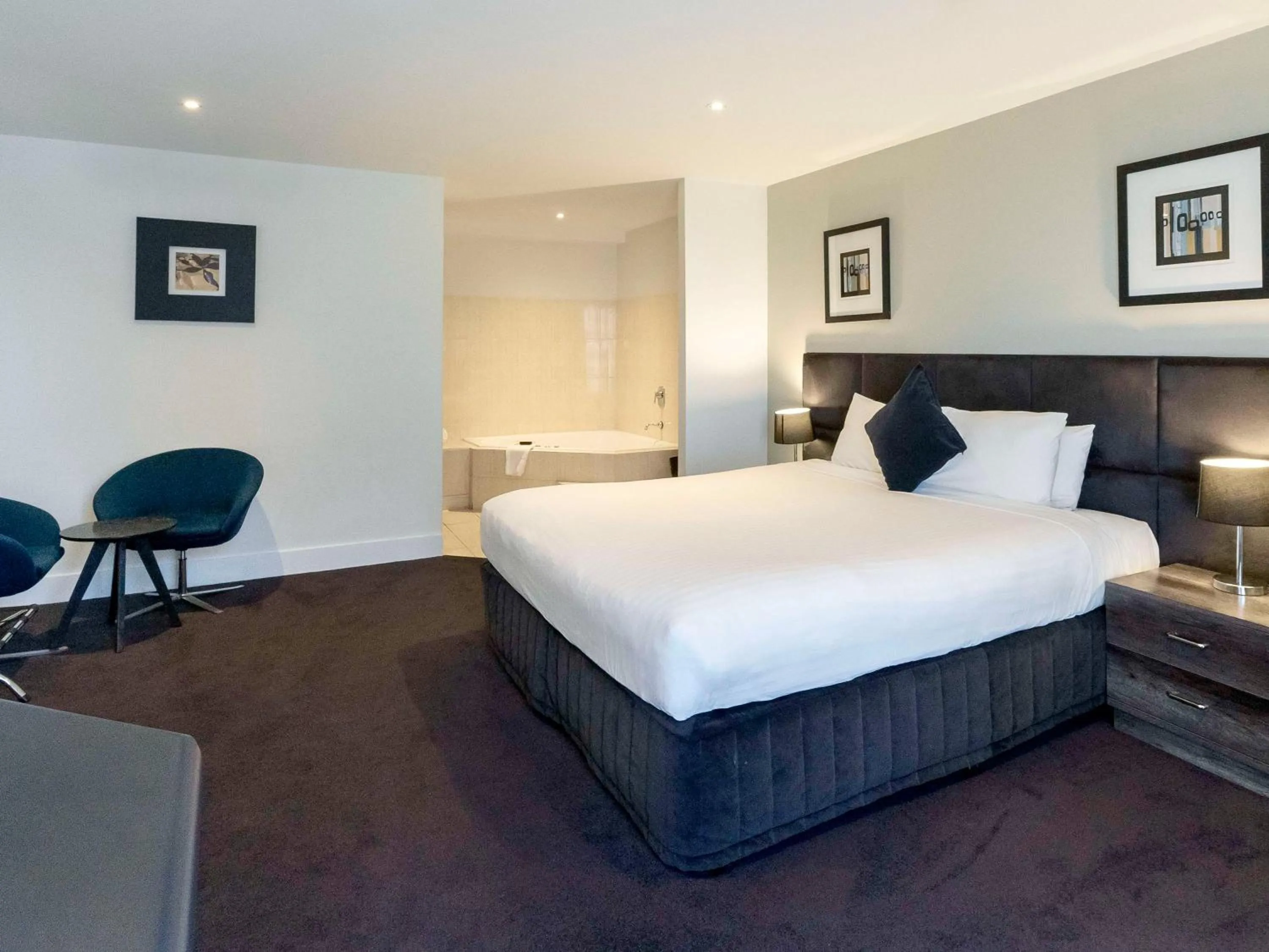 Bathroom, Bed in Adelaide Rockford