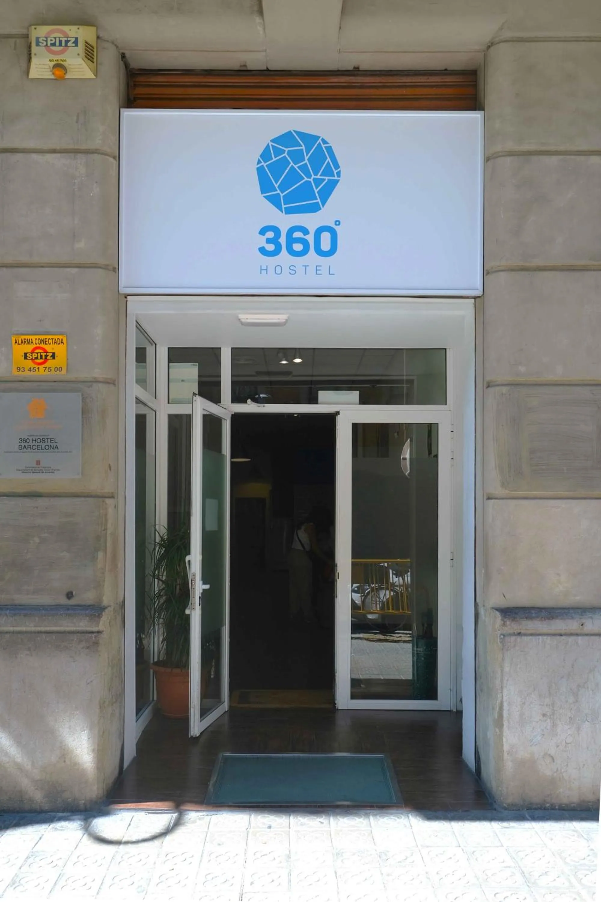 Facade/entrance in 360 Hostel Centro