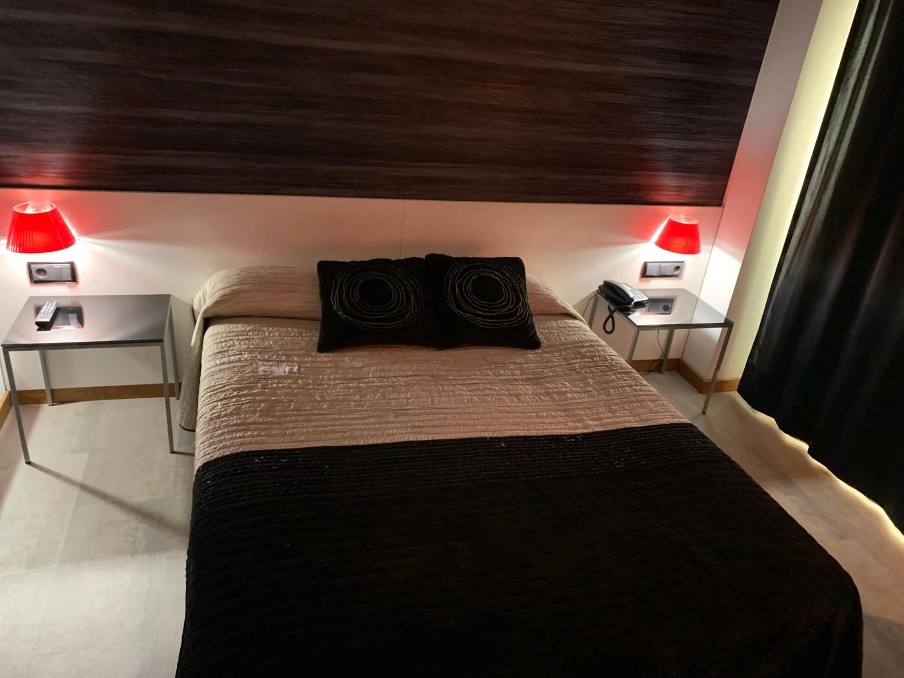 Photo of the whole room, Bed in La Suite Hotel