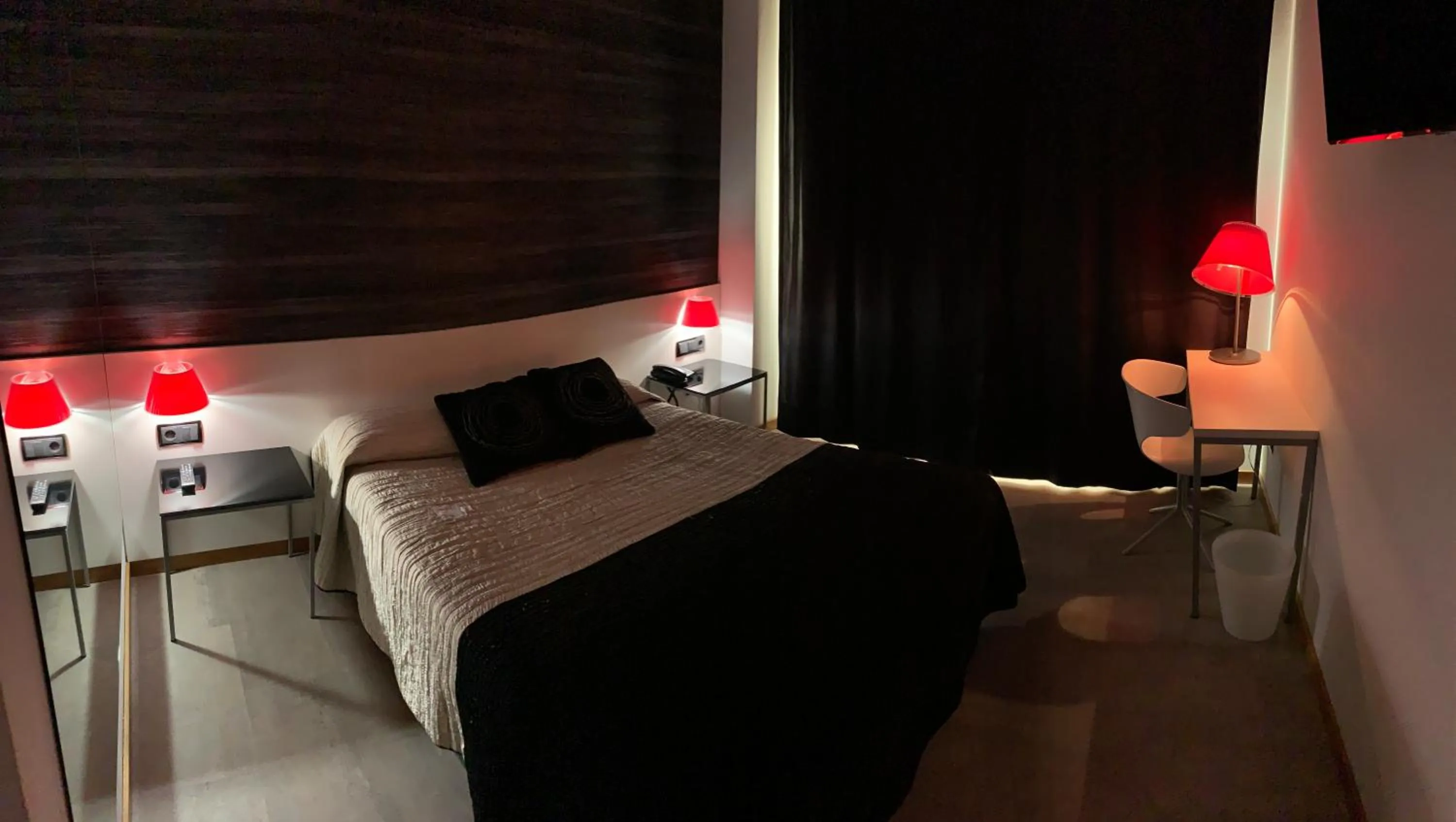 Photo of the whole room, Bed in La Suite Hotel