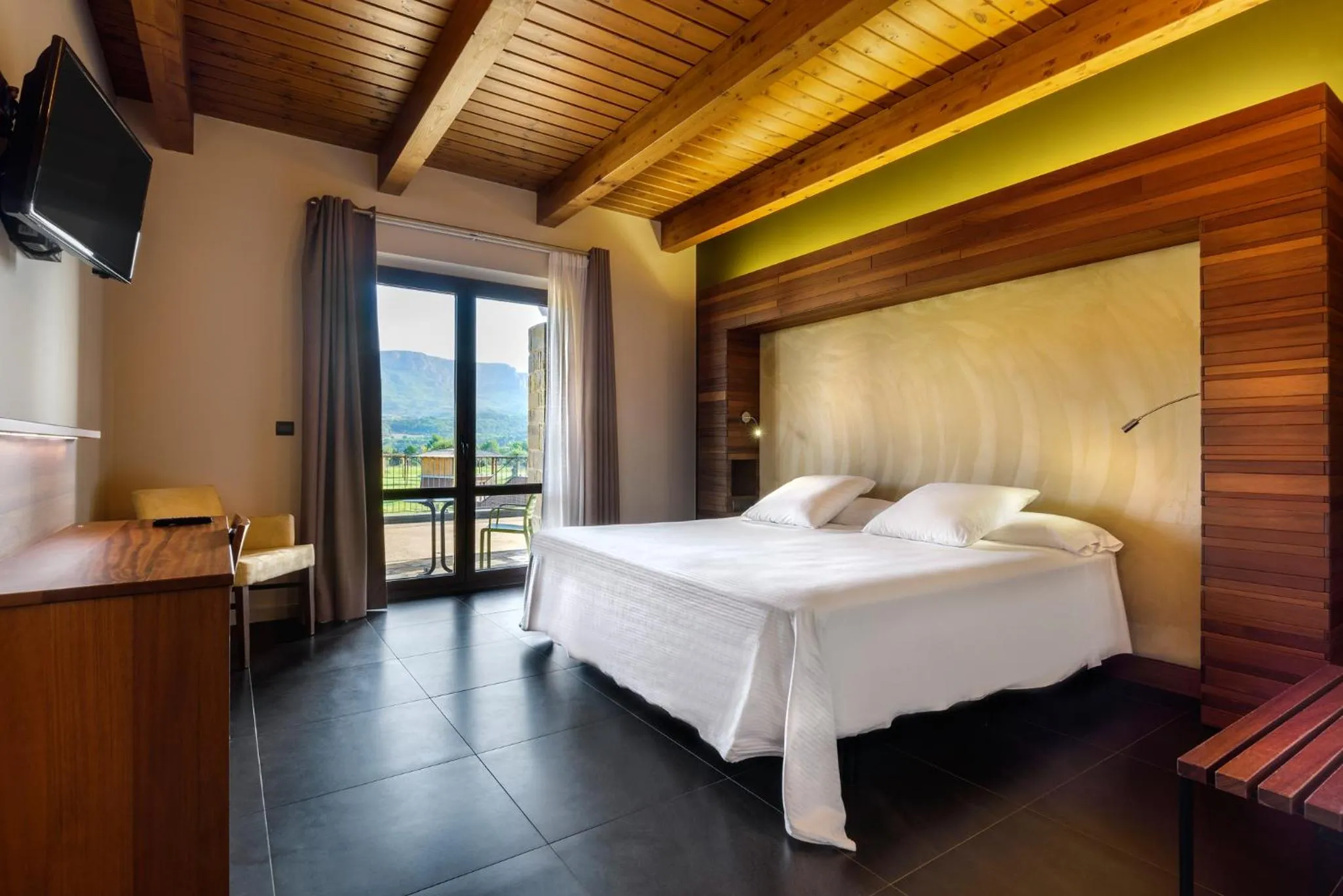 Photo of the whole room, Bed in Hotel Spa Aguas de los Mallos