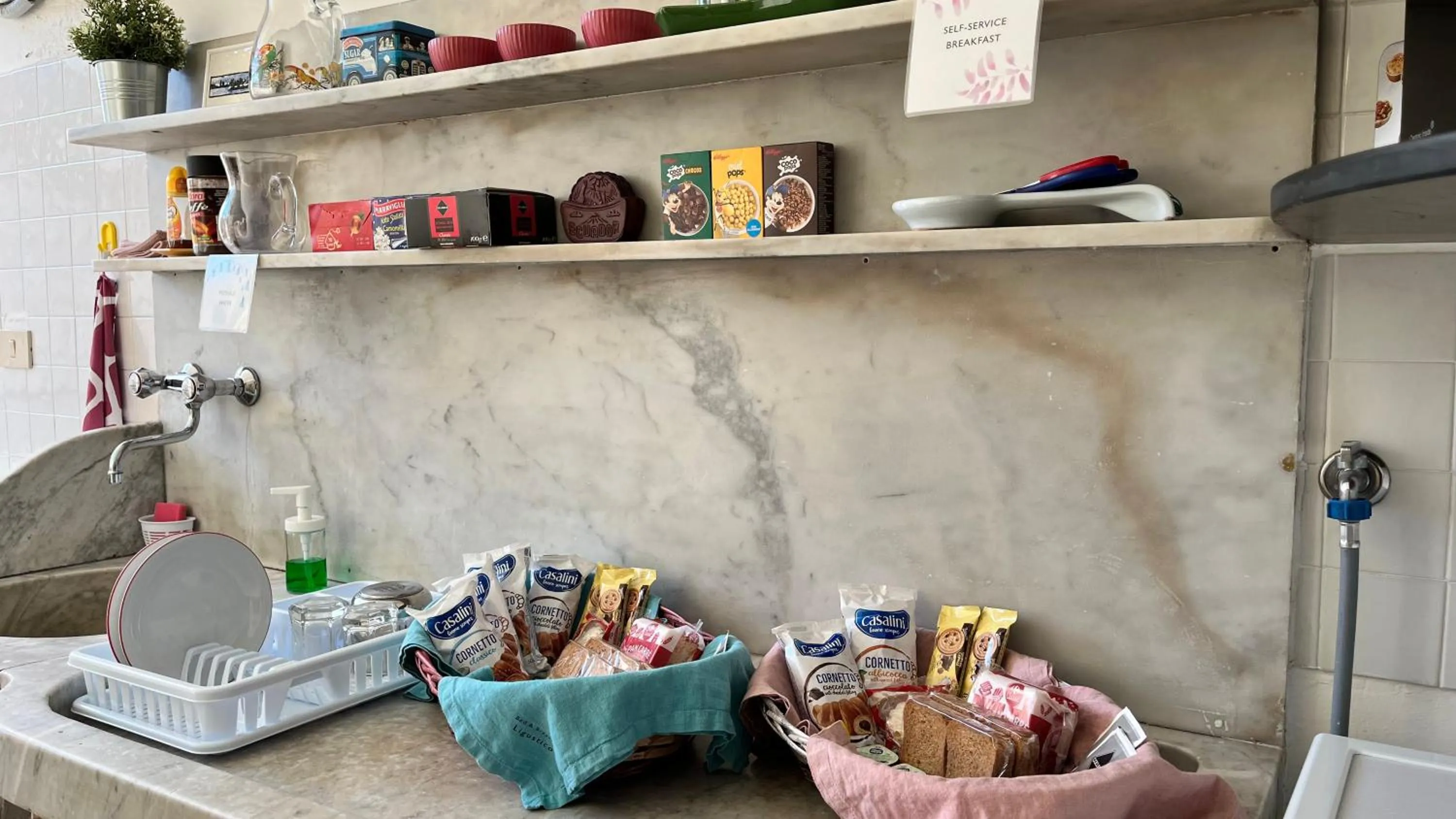 Communal kitchen in B&B Ligustico