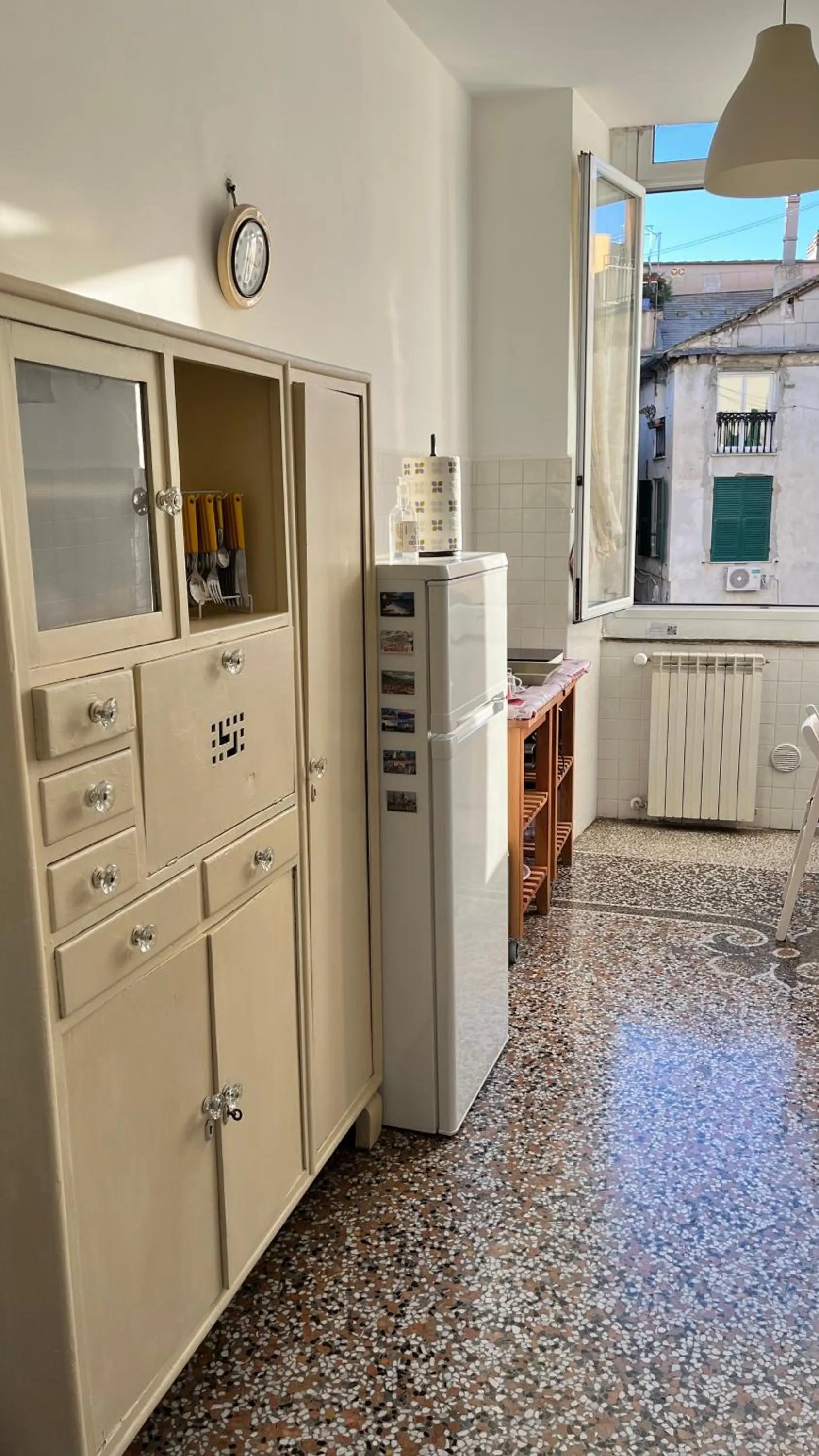 Communal kitchen in B&B Ligustico