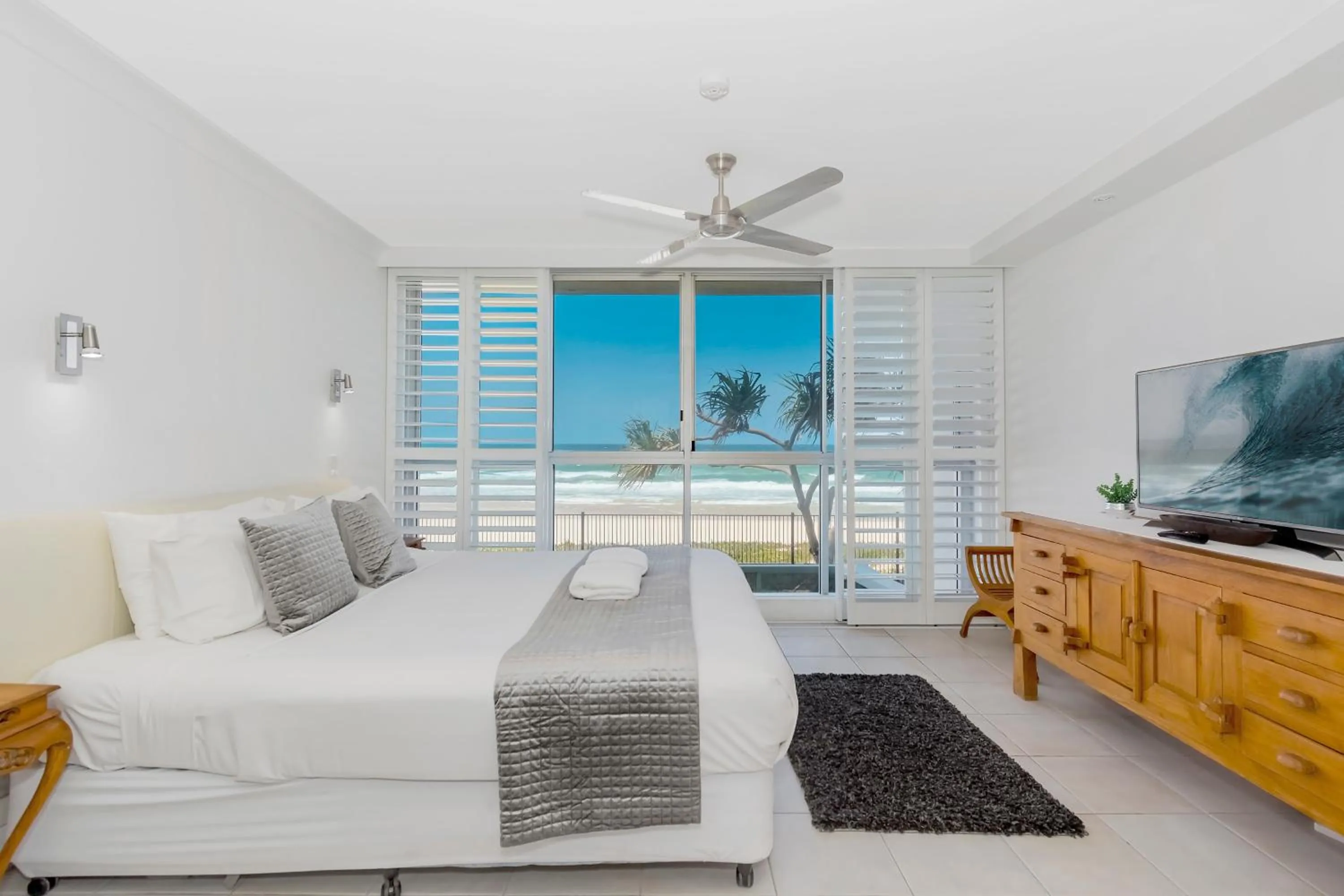 Bedroom, Bed in Golden Sands on the Beach - Absolute Beachfront Apartments