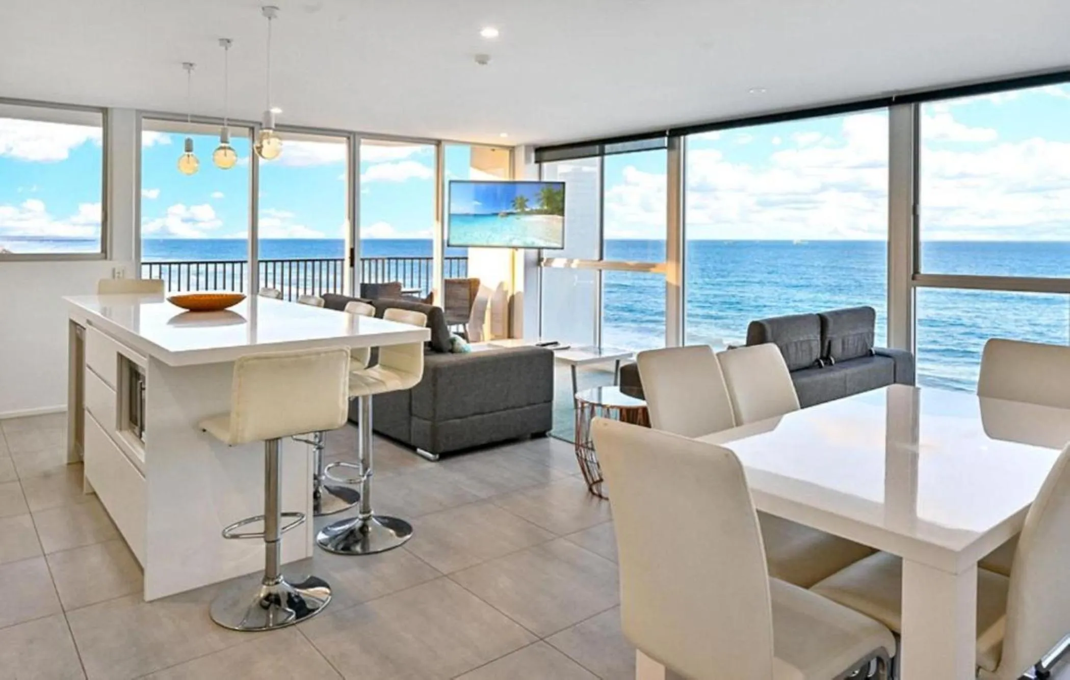 Dining area in Golden Sands on the Beach - Absolute Beachfront Apartments