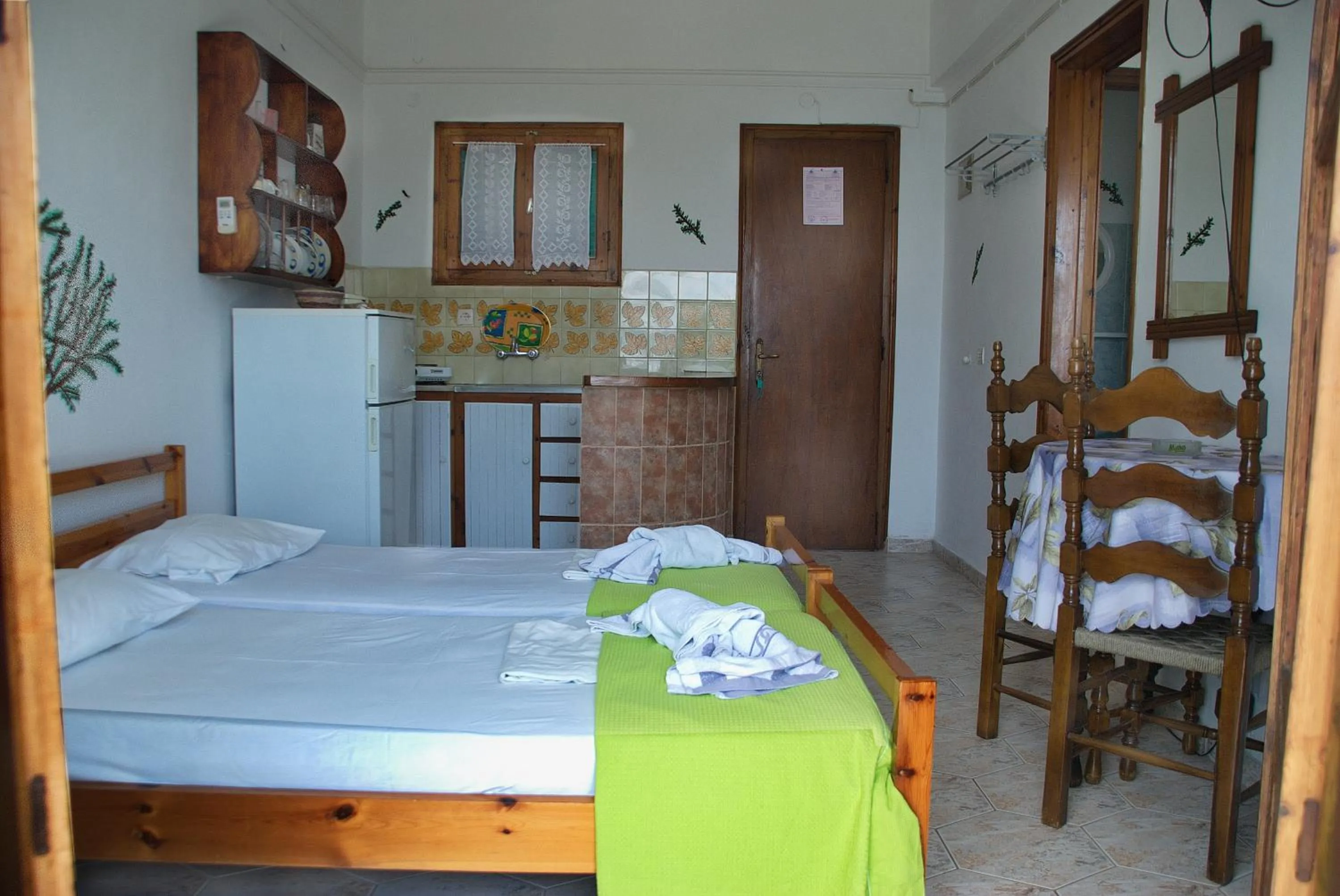 Bedroom, Bed in Azalea