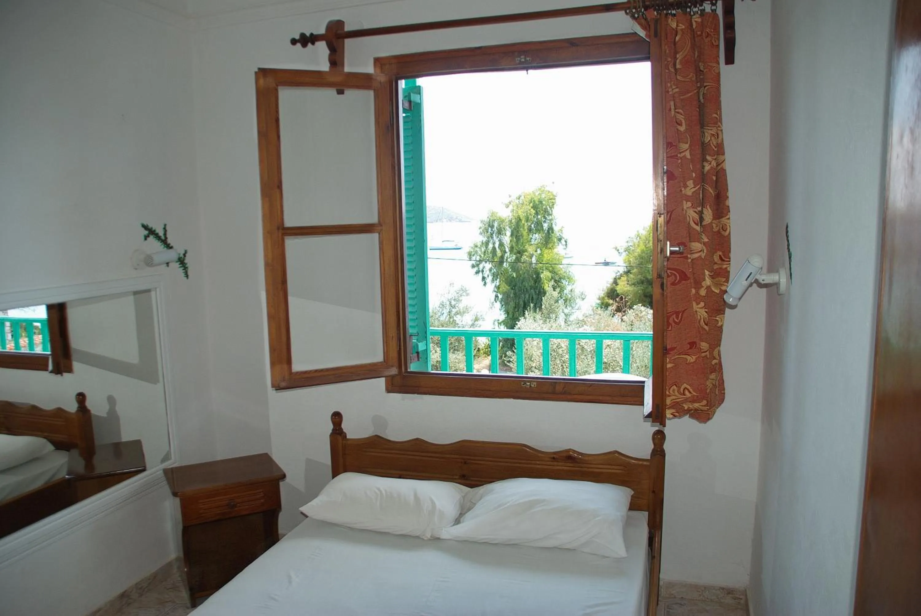 Photo of the whole room, Bed in Azalea