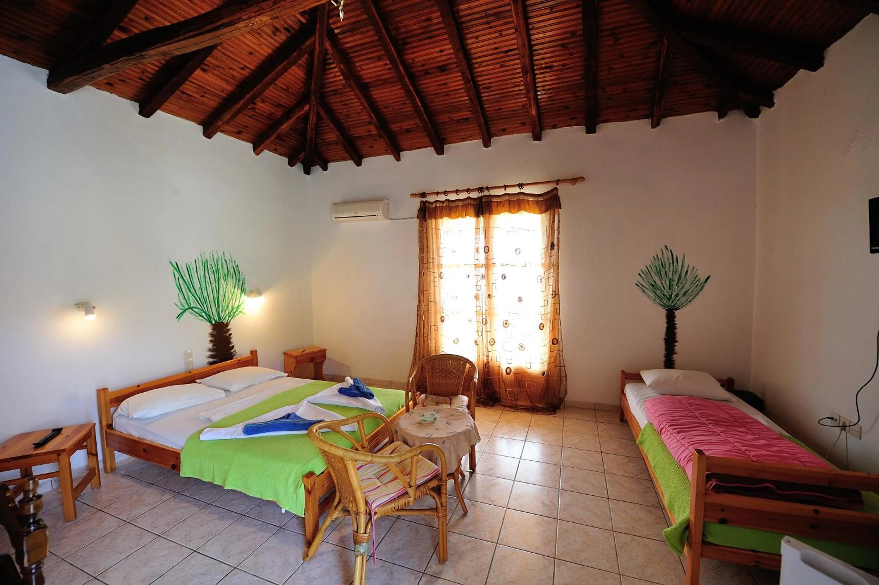 Photo of the whole room, Bed in Azalea