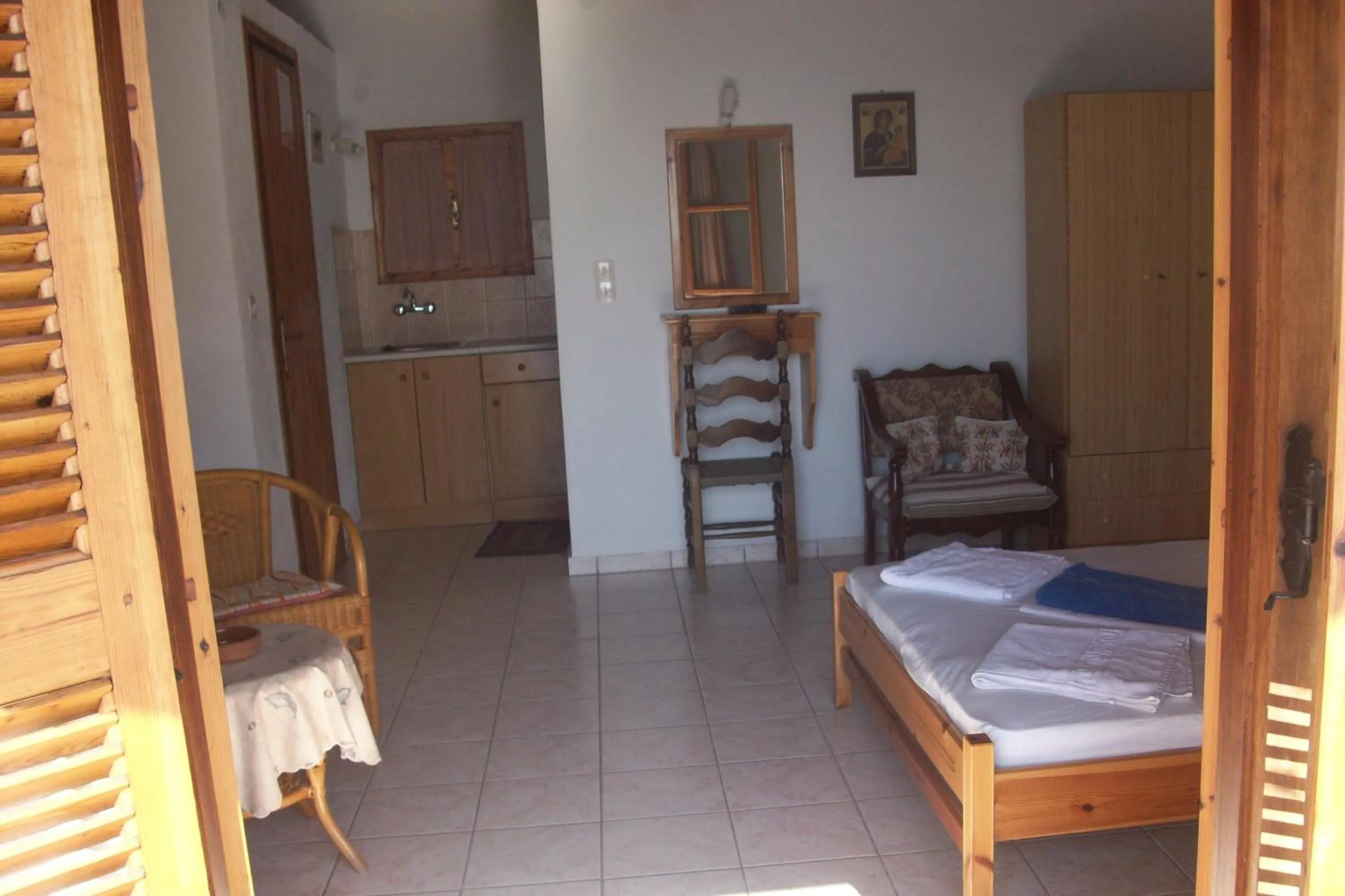 Seating area, Bed in Azalea