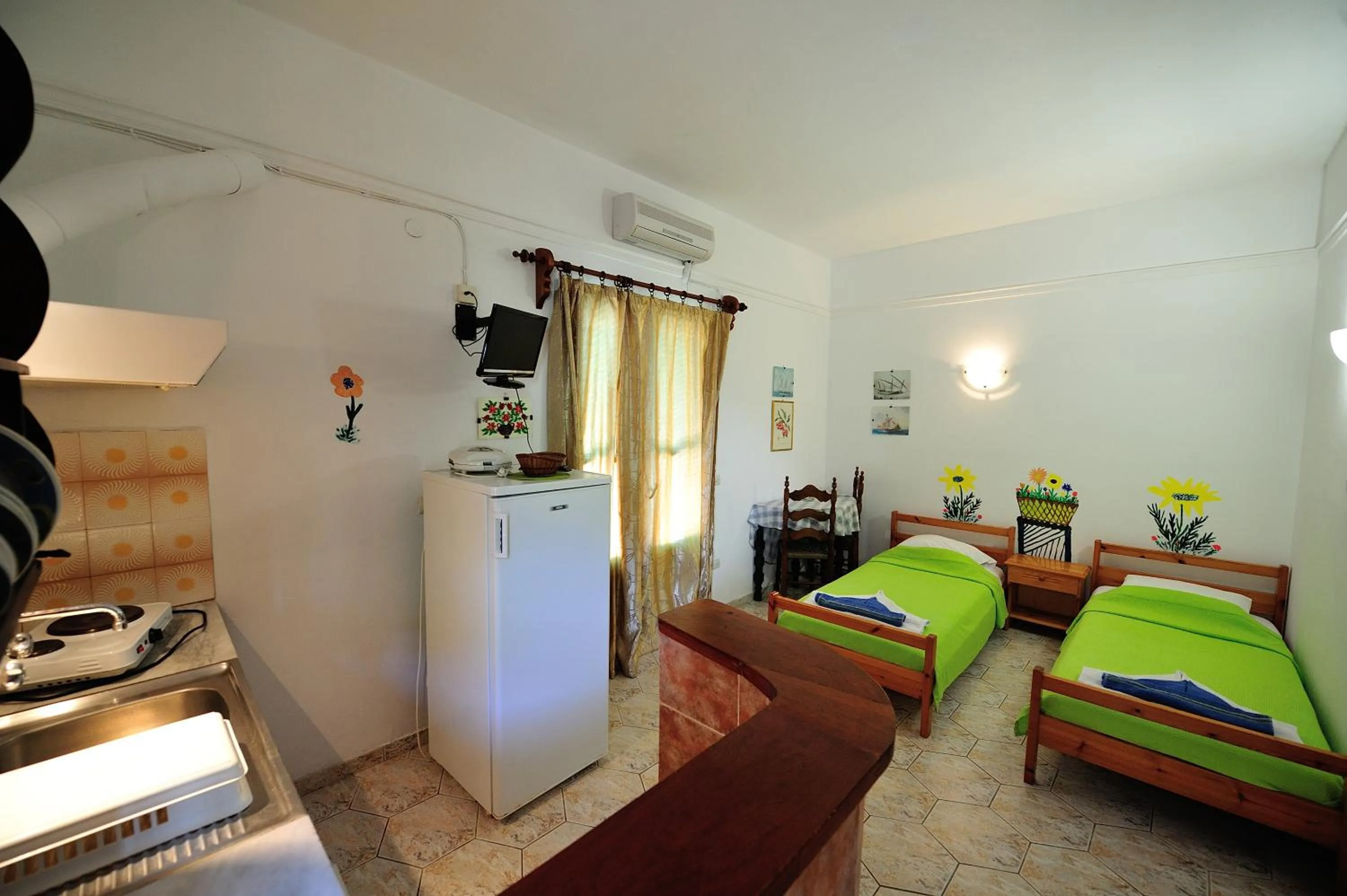 Photo of the whole room, Bed in Azalea