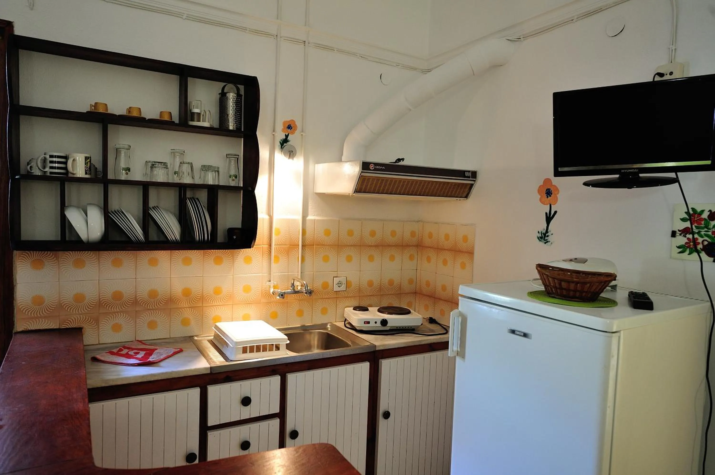 Kitchen or kitchenette in Azalea