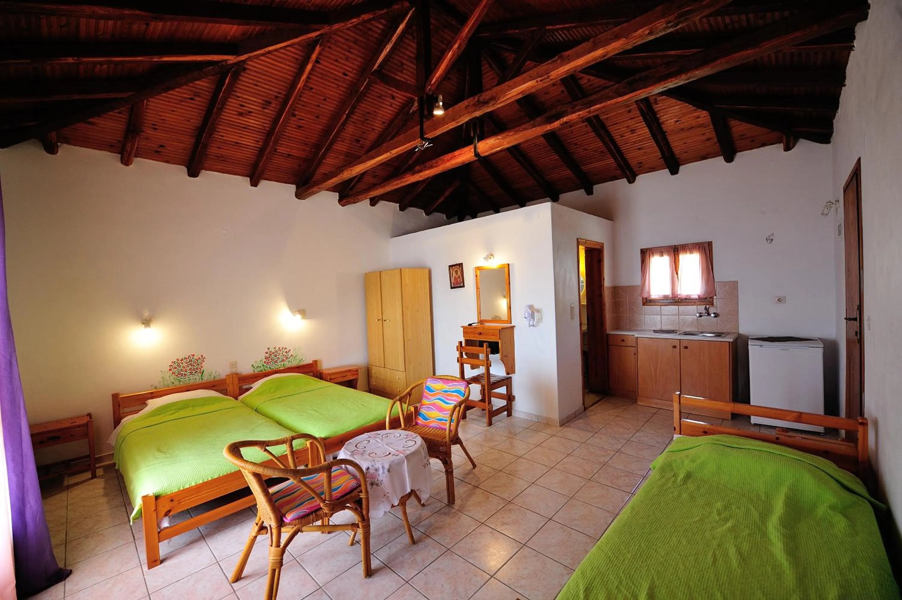 Photo of the whole room, Bed in Azalea