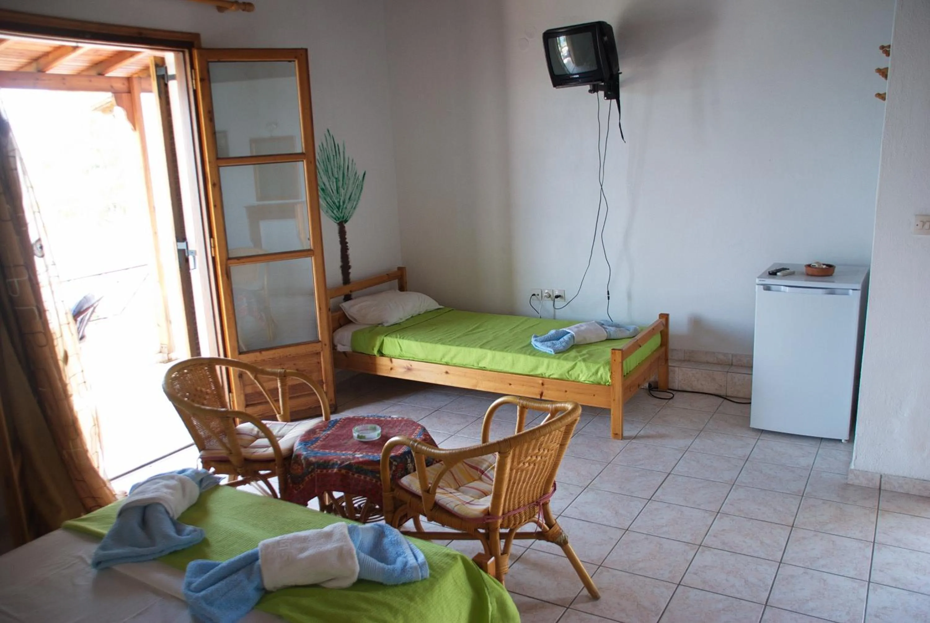 Photo of the whole room, Bed in Azalea