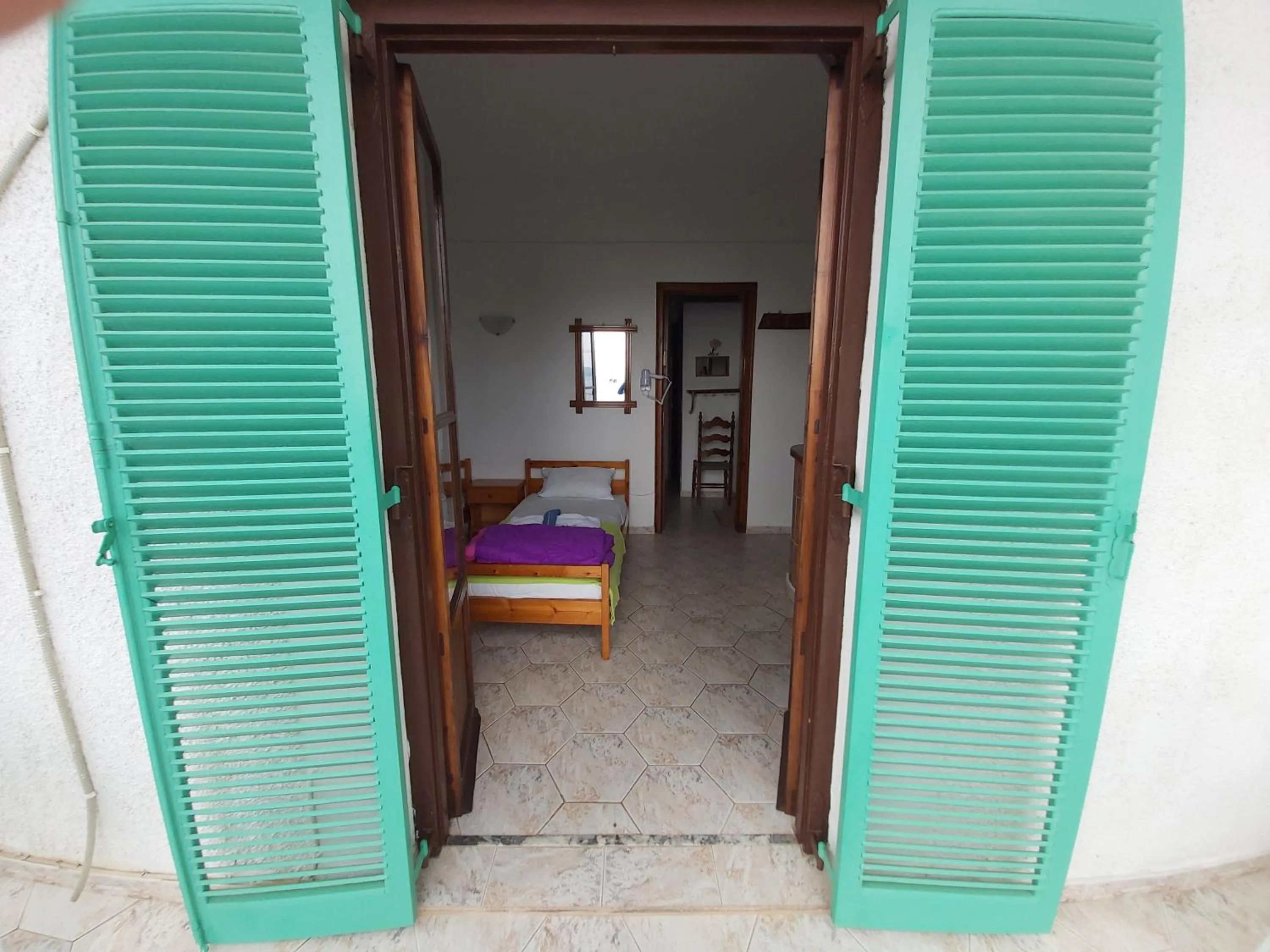 Photo of the whole room, Bed in Azalea