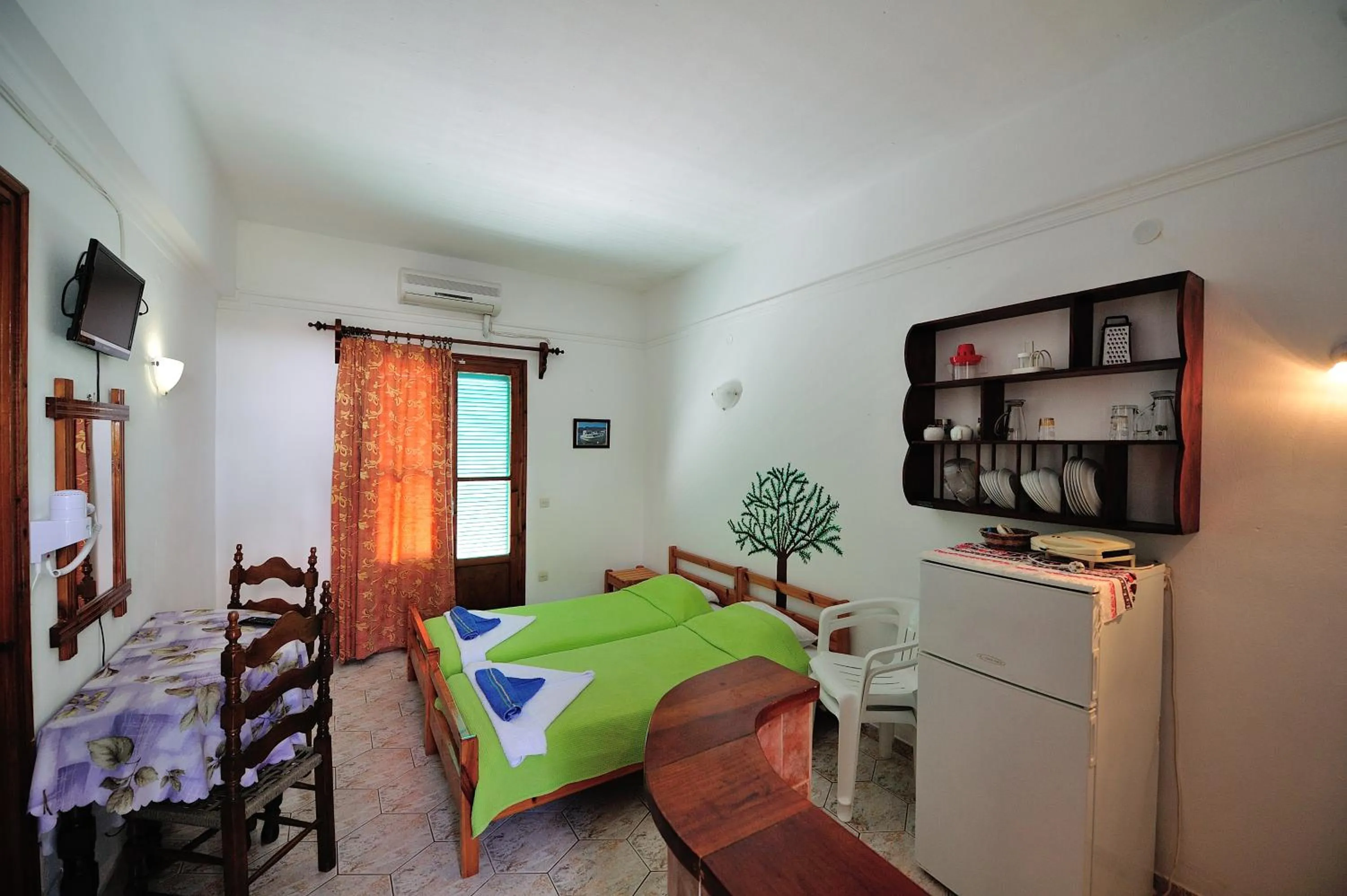 Photo of the whole room, Bed in Azalea