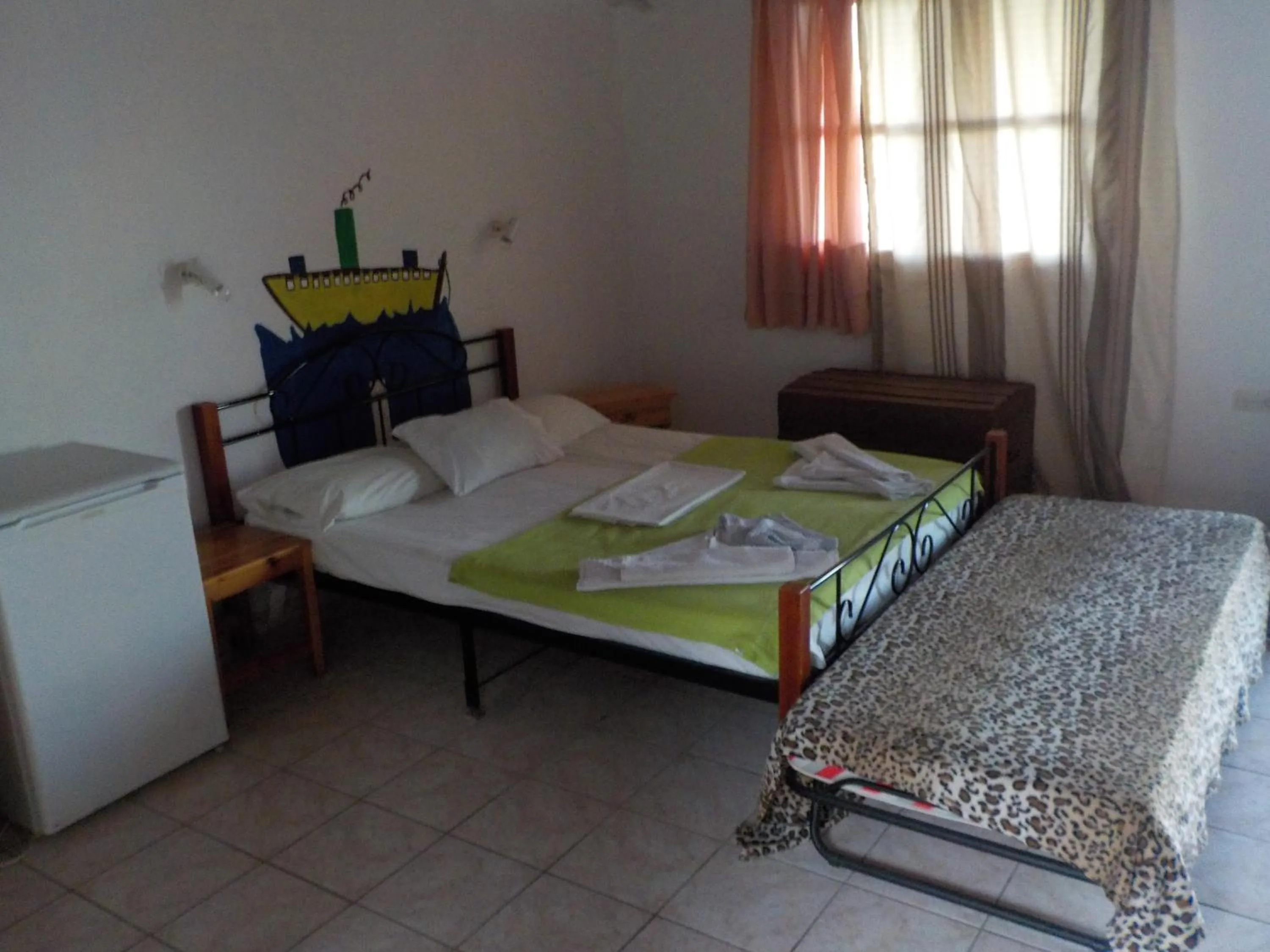 Photo of the whole room, Bed in Azalea