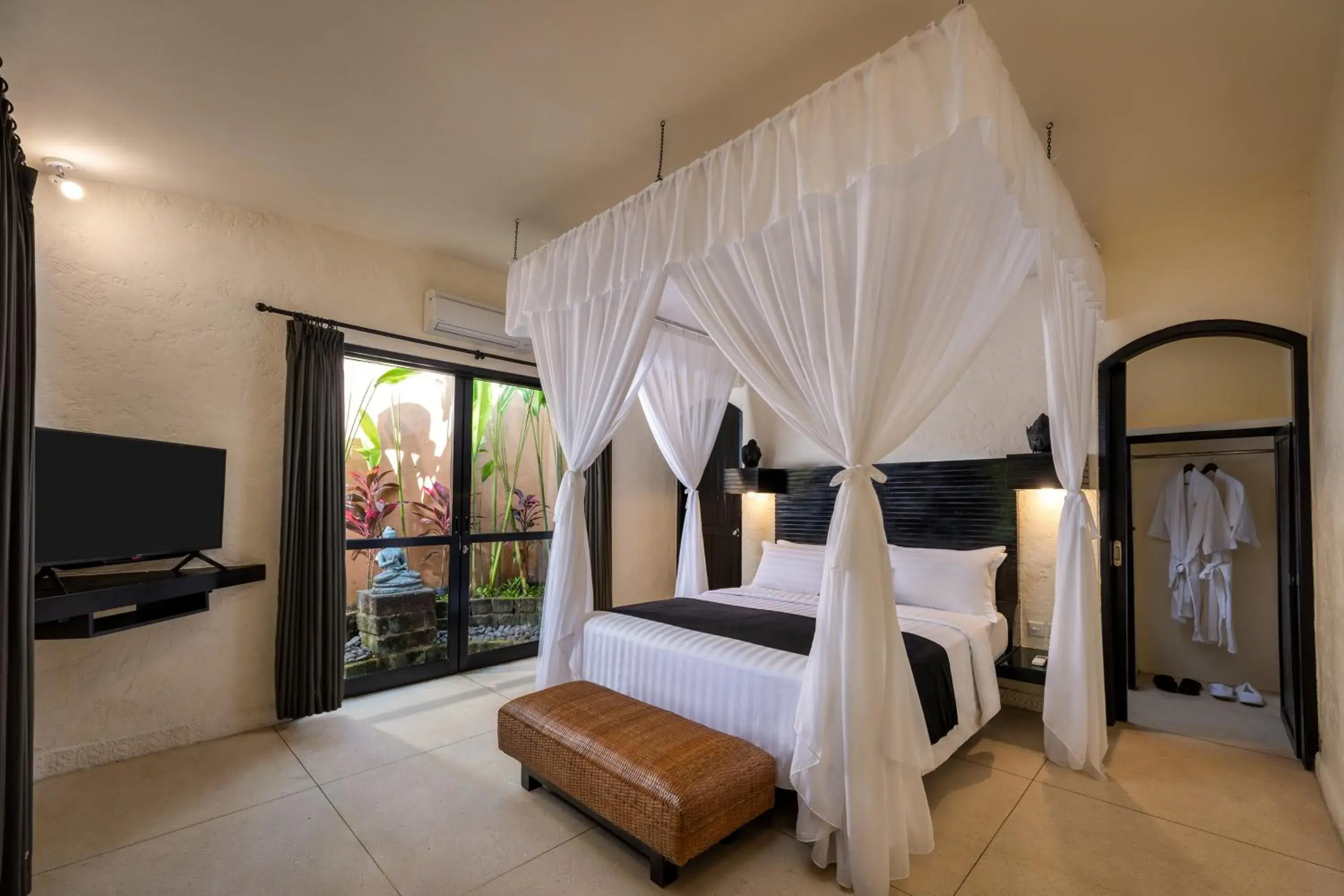 Five Bedroom Villa with Private Pool and Bathtub in Impiana Private Villas Seminyak Five Bedroom Villa with Private Pool and Bathtub in Impiana Private Villas Seminyak