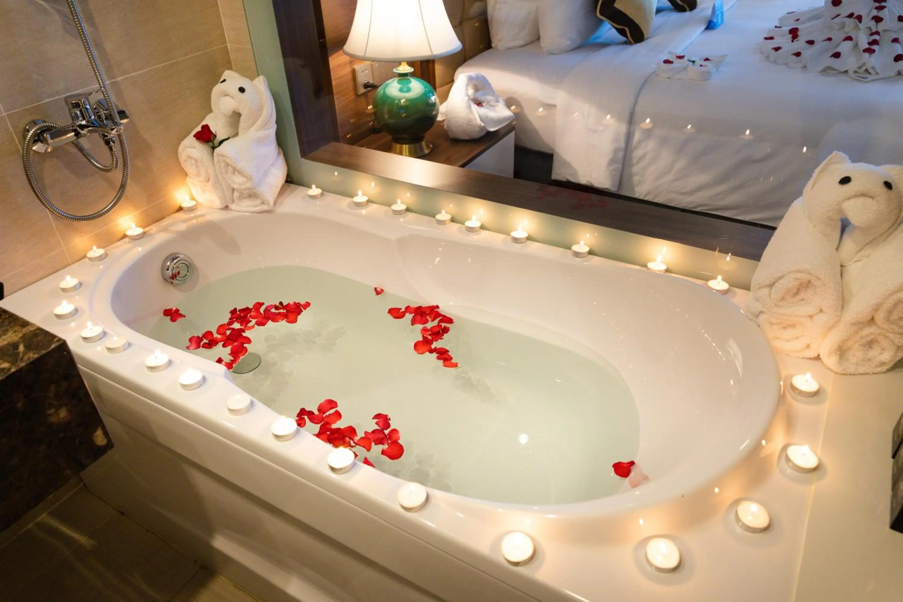 Bathroom, Bed in Nha Trang Horizon Hotel