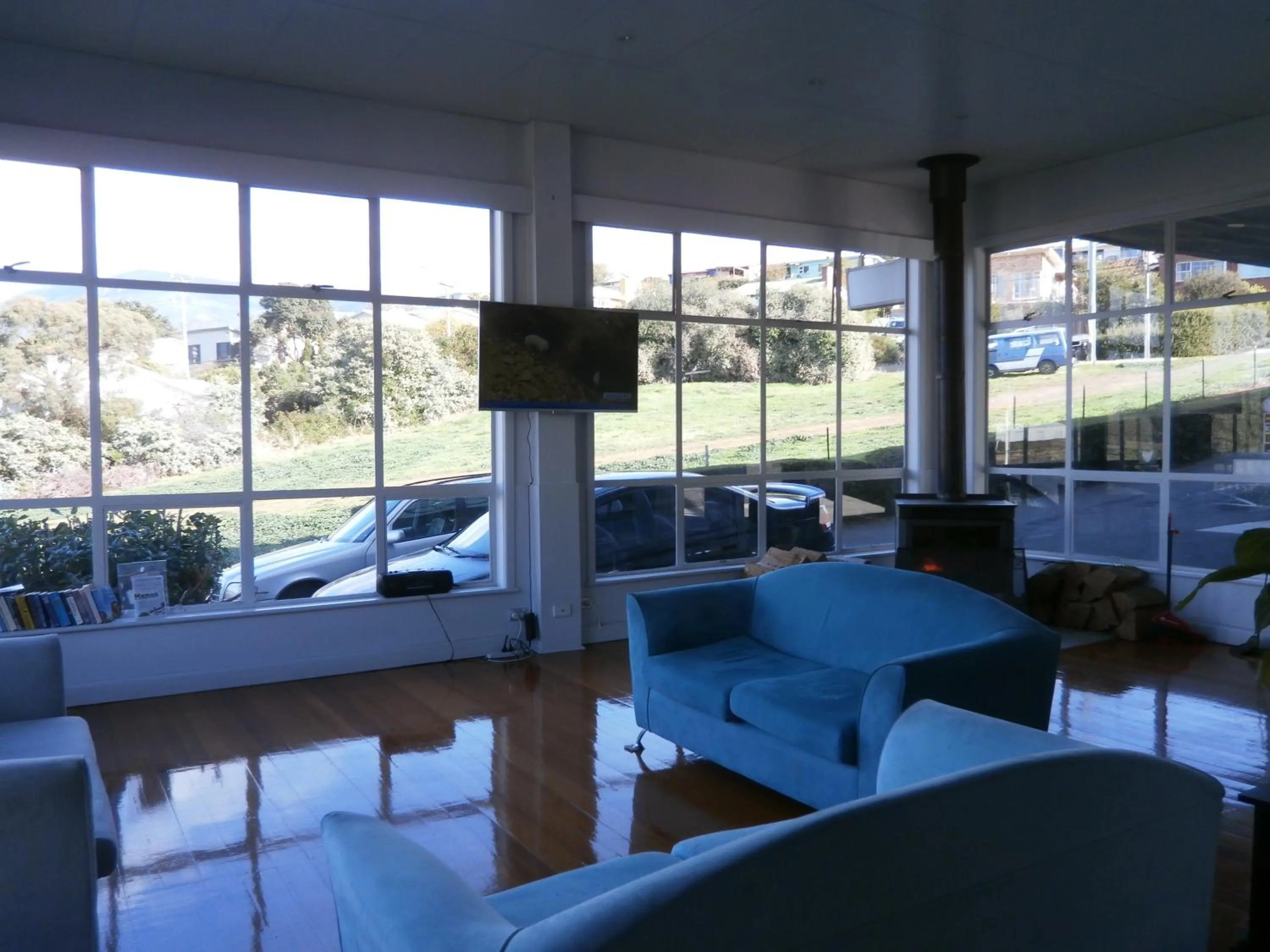 Communal lounge/ TV room in Waterfront Lodge Motel