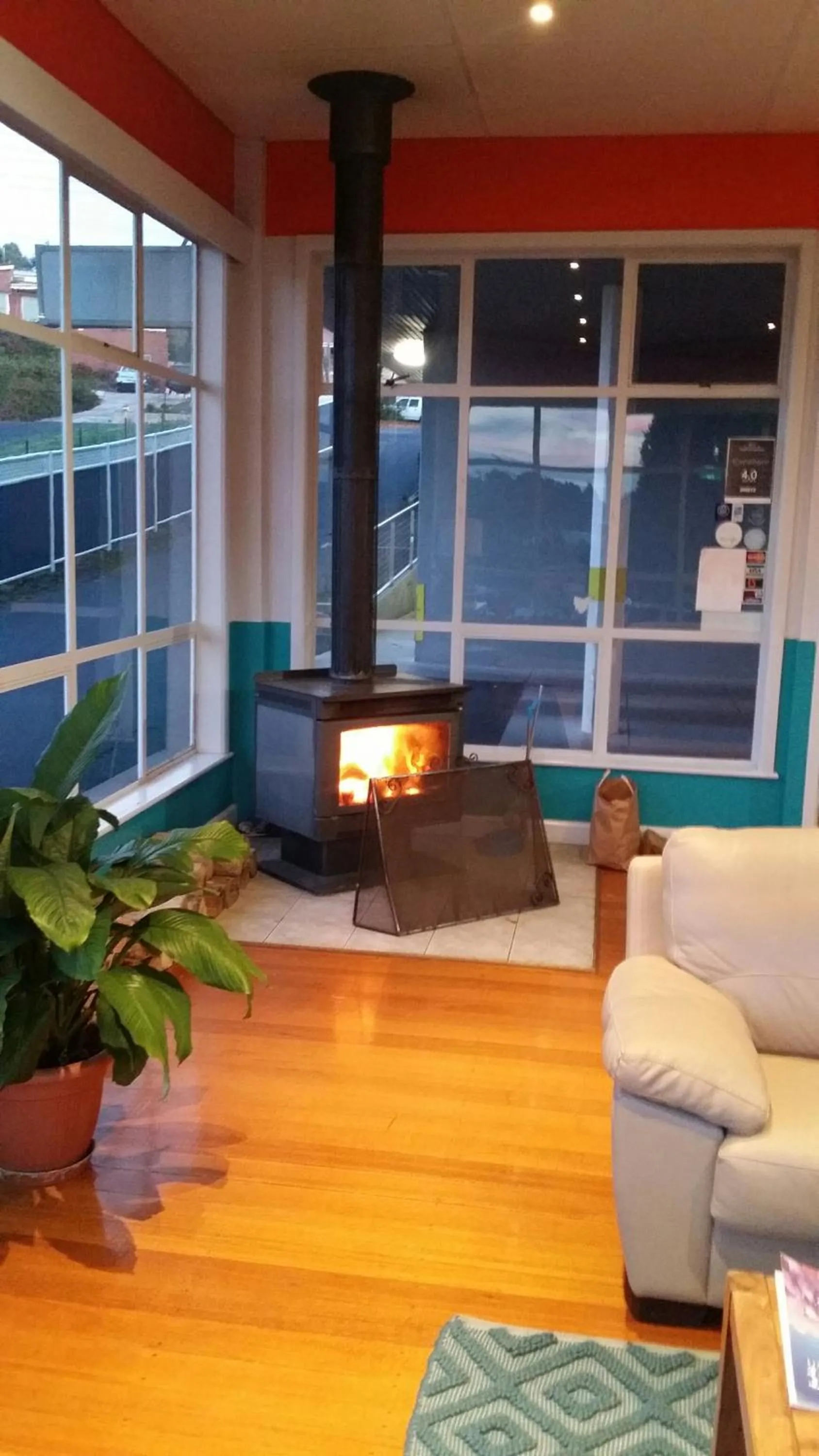 Communal lounge/ TV room in Waterfront Lodge Motel