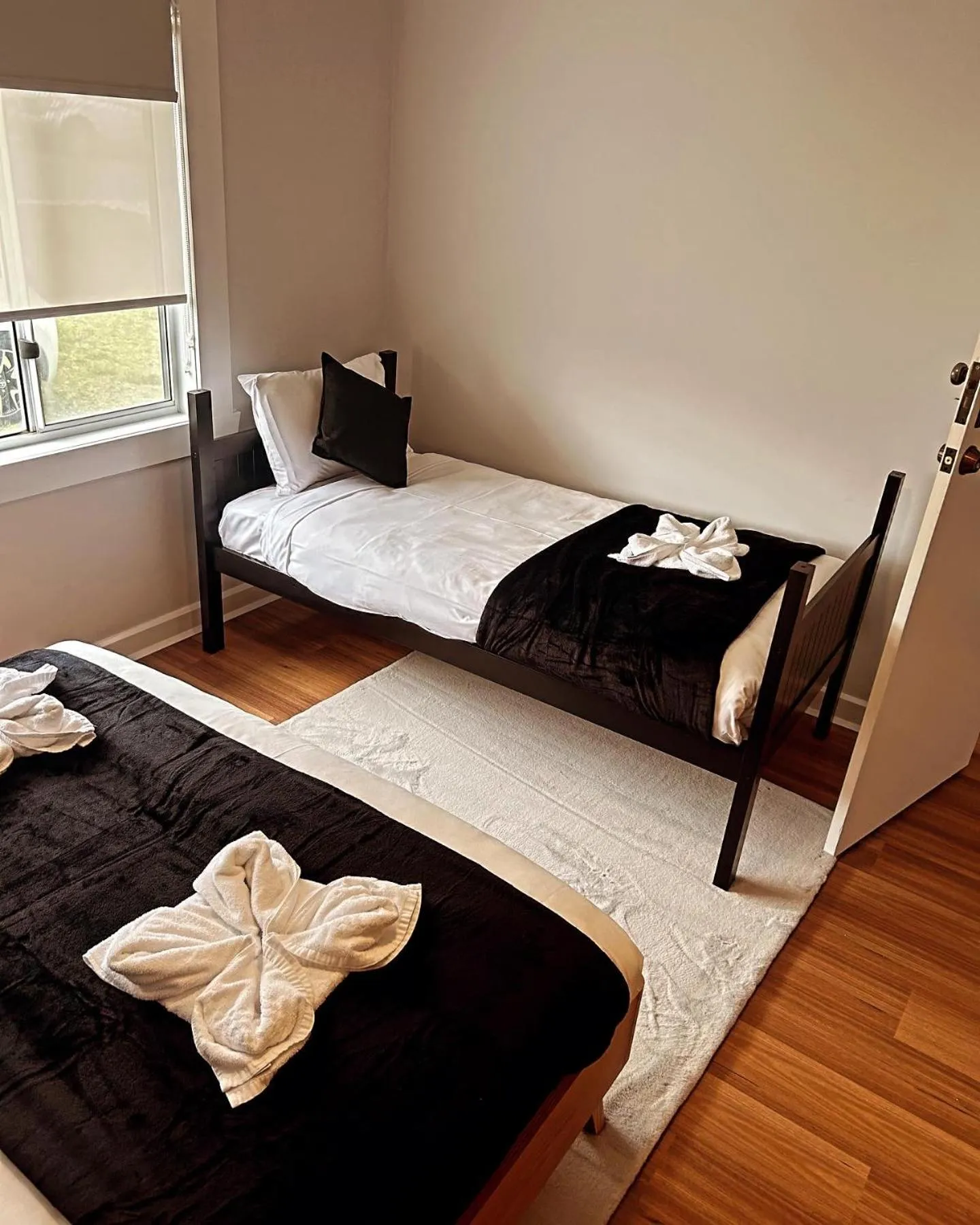 Bed in Waterfront Lodge Motel