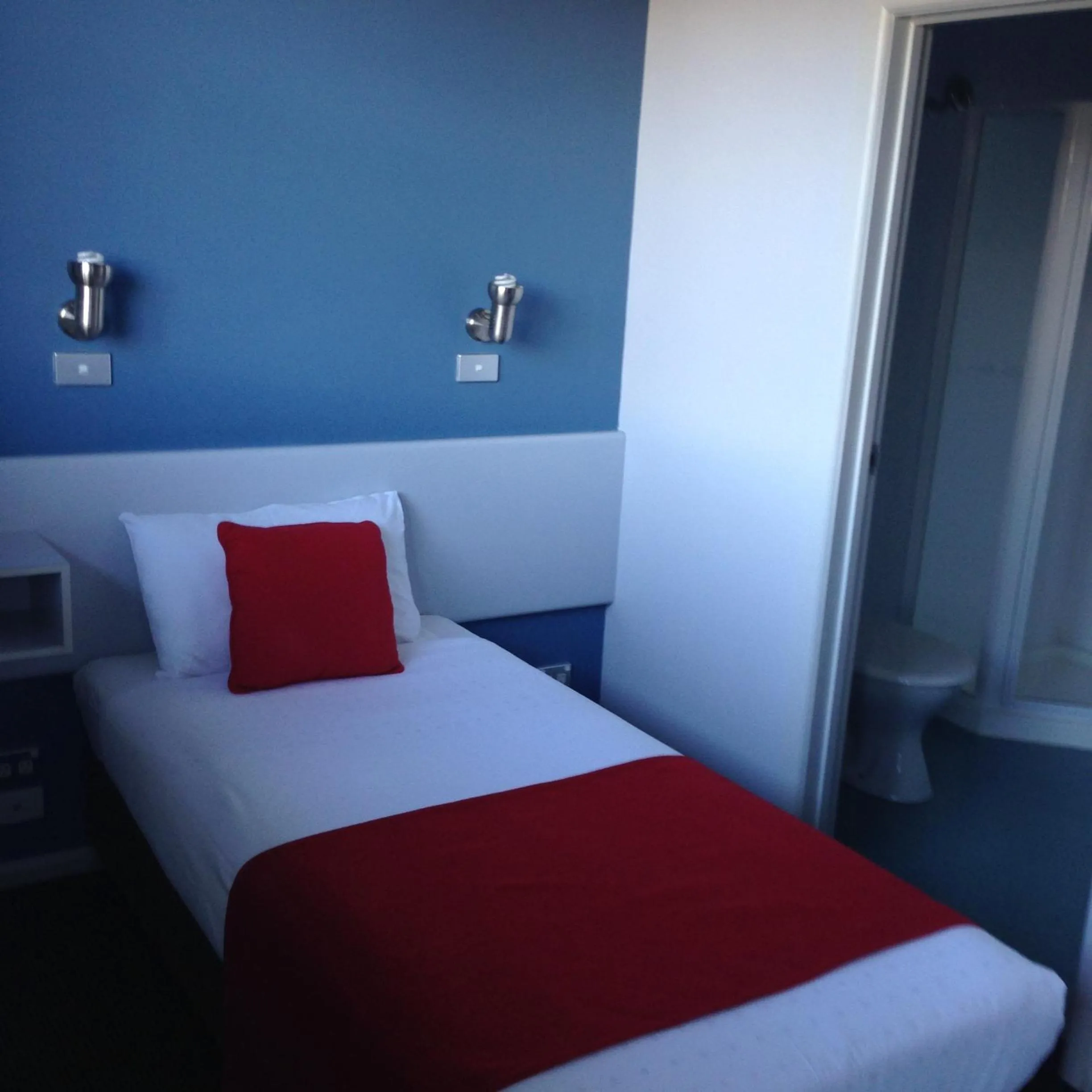 Shower, Bed in Waterfront Lodge Motel