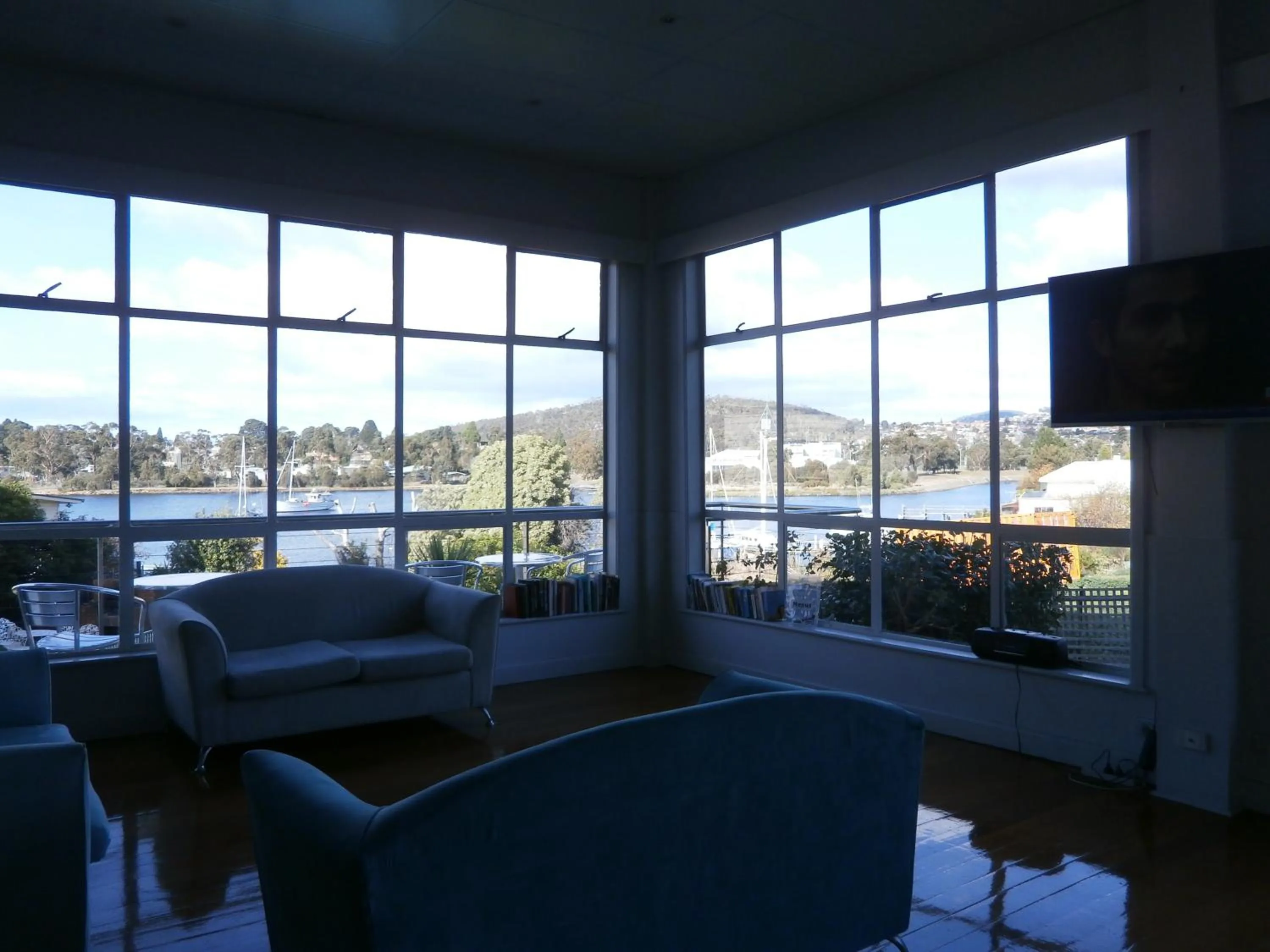 Communal lounge/ TV room in Waterfront Lodge Motel