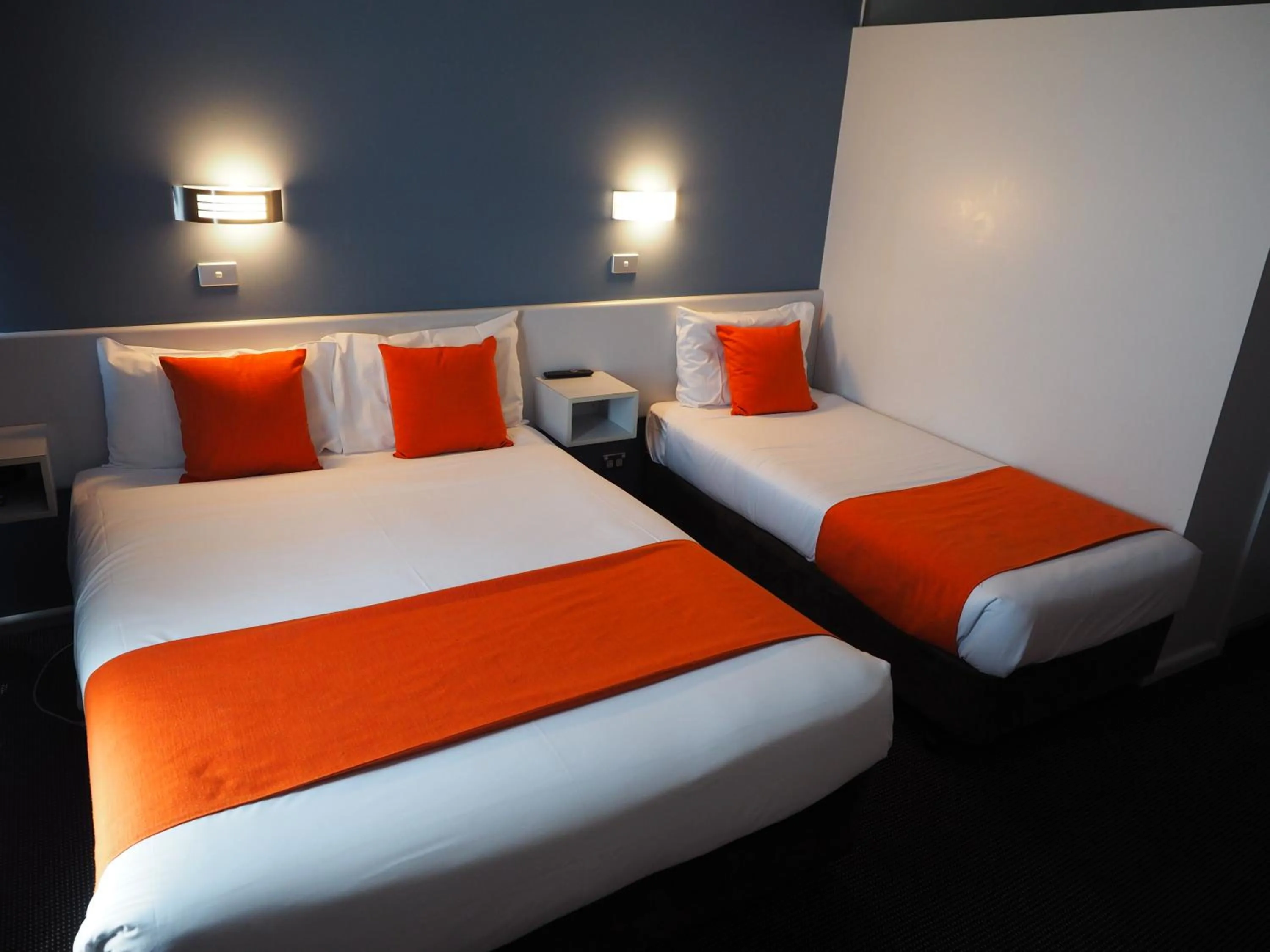 Bedroom, Bed in Waterfront Lodge Motel