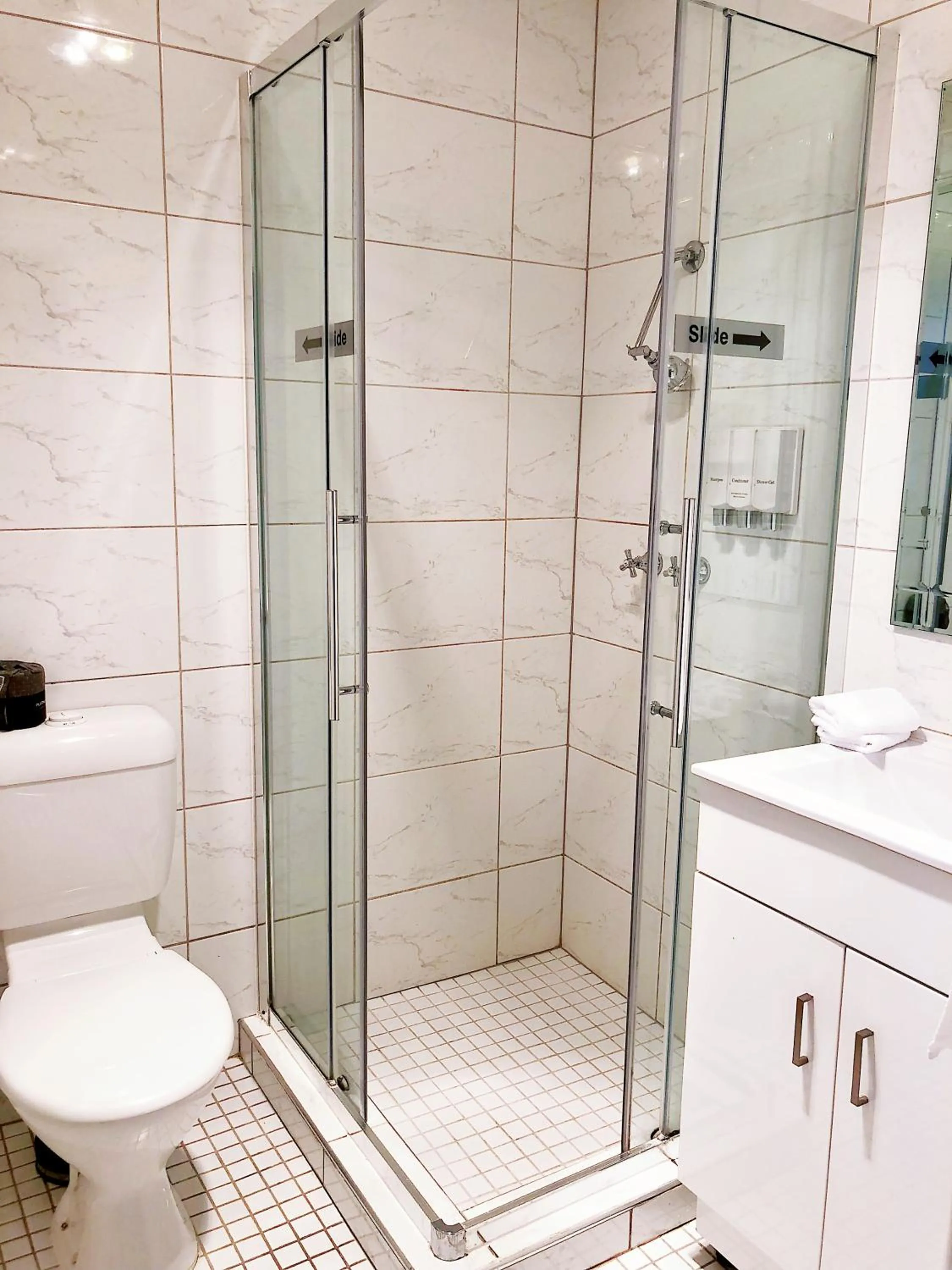 Shower in Waterfront Lodge Motel