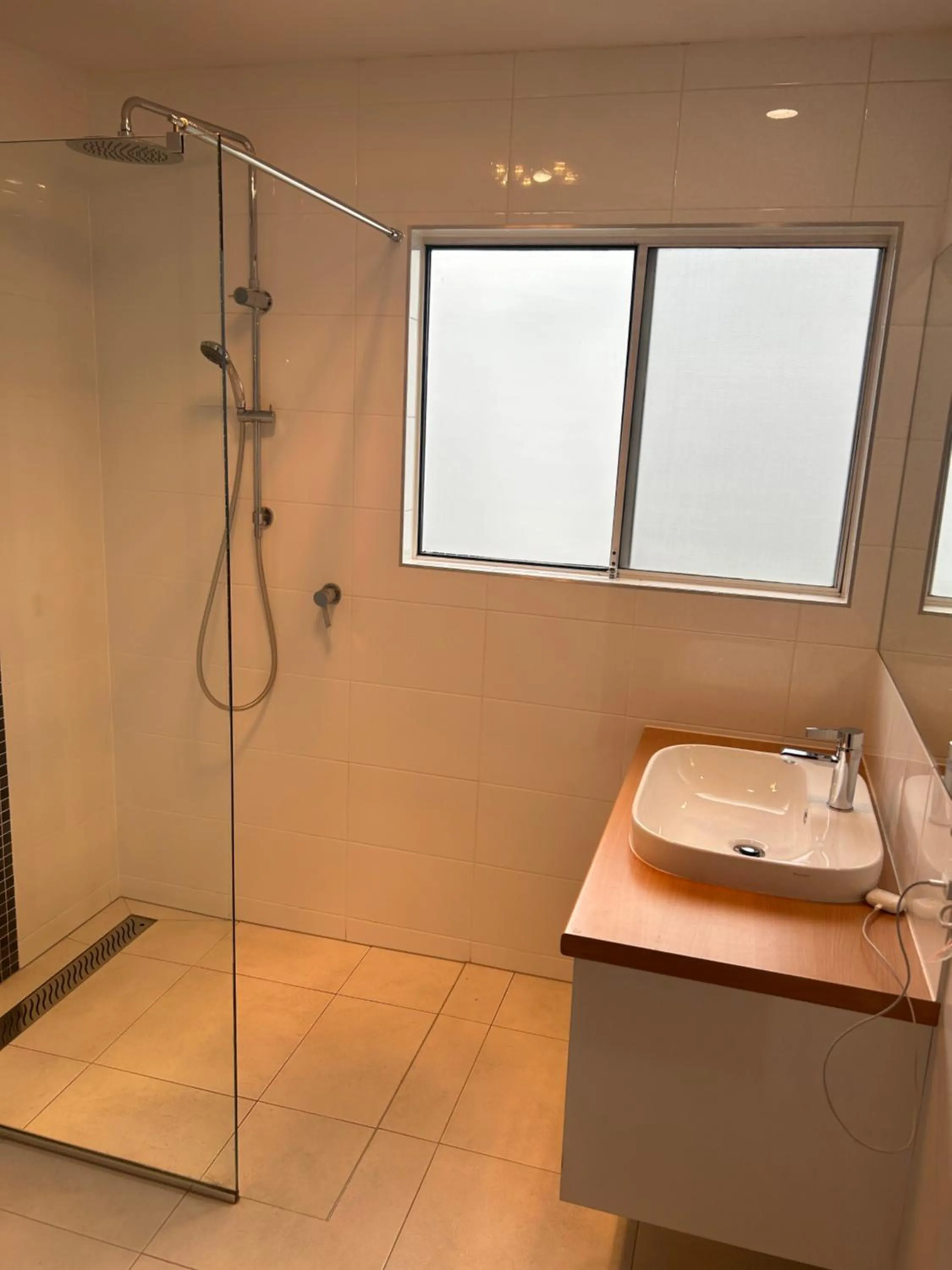 Shower in Waterfront Lodge Motel