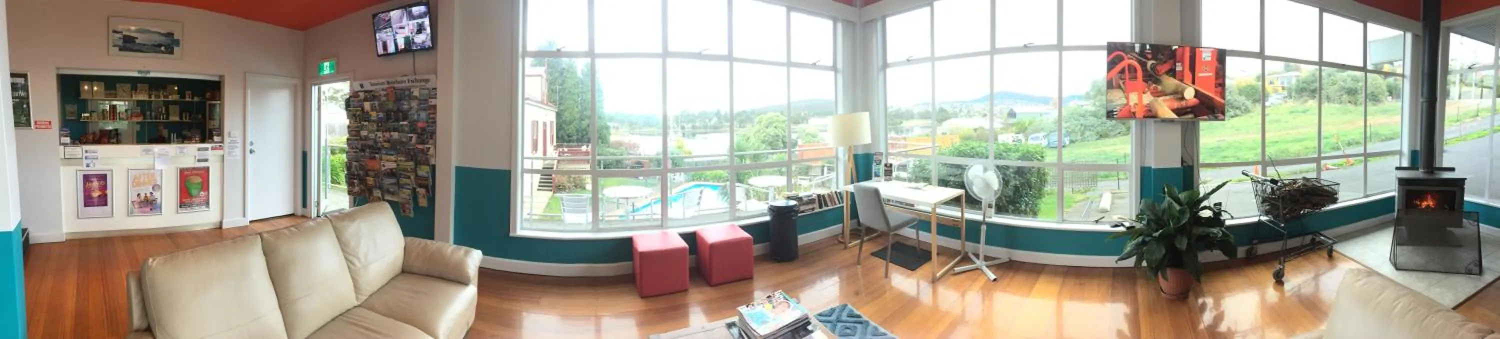 Communal lounge/ TV room in Waterfront Lodge Motel