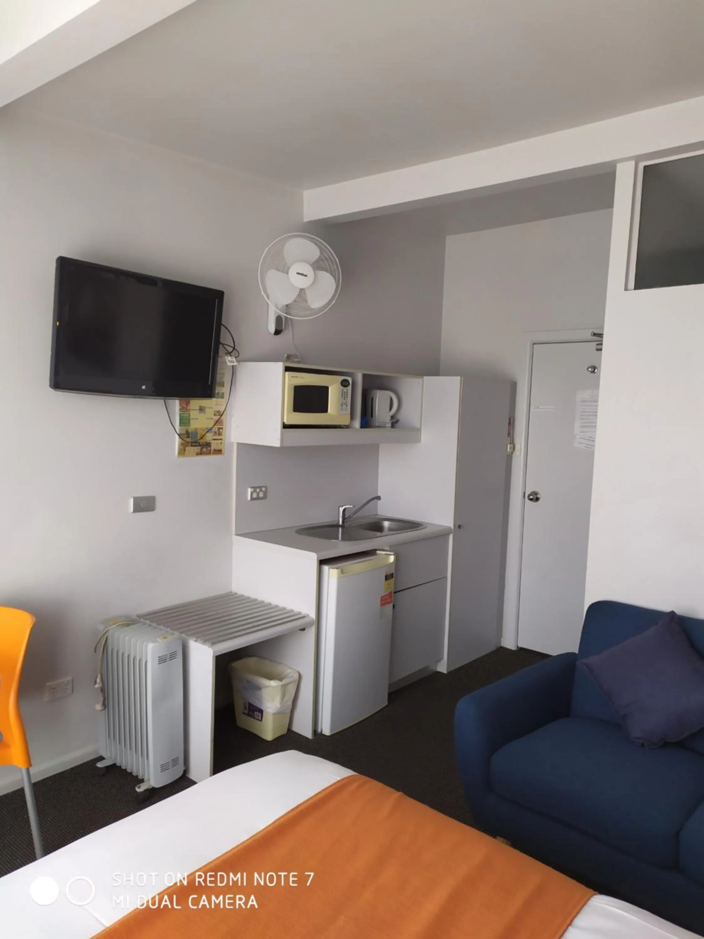 TV and multimedia in Waterfront Lodge Motel