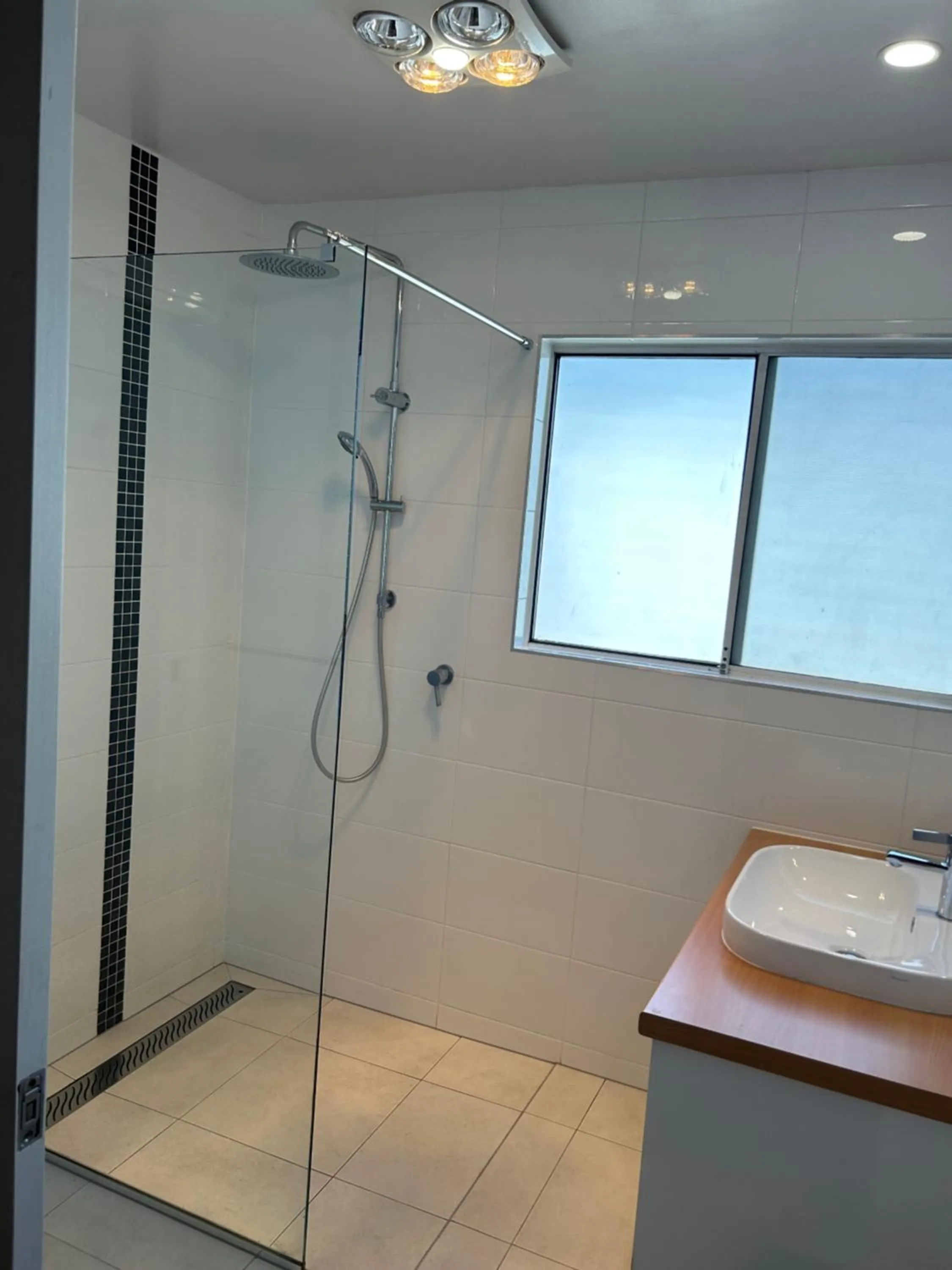 Shower in Waterfront Lodge Motel