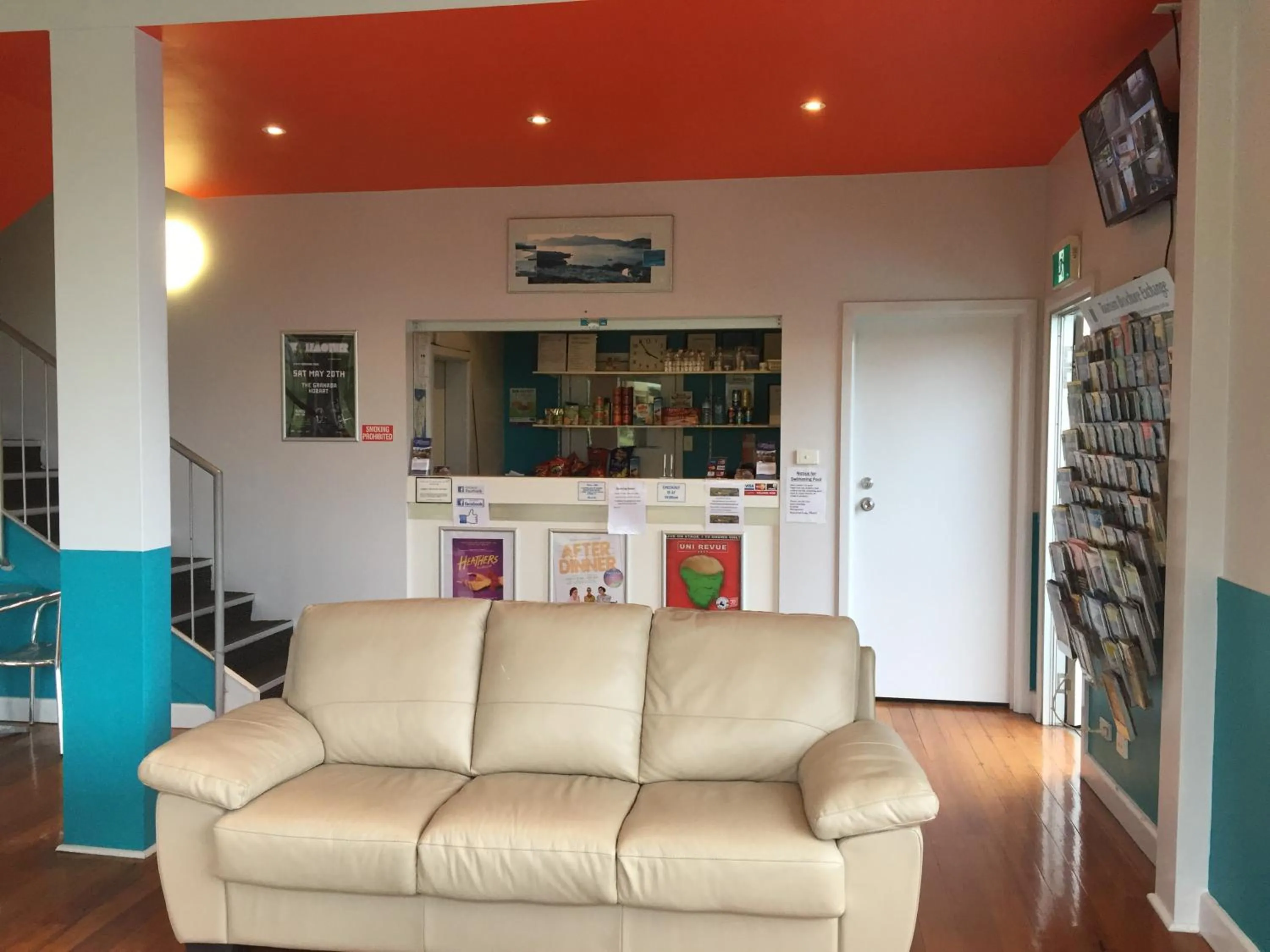 Communal lounge/ TV room in Waterfront Lodge Motel